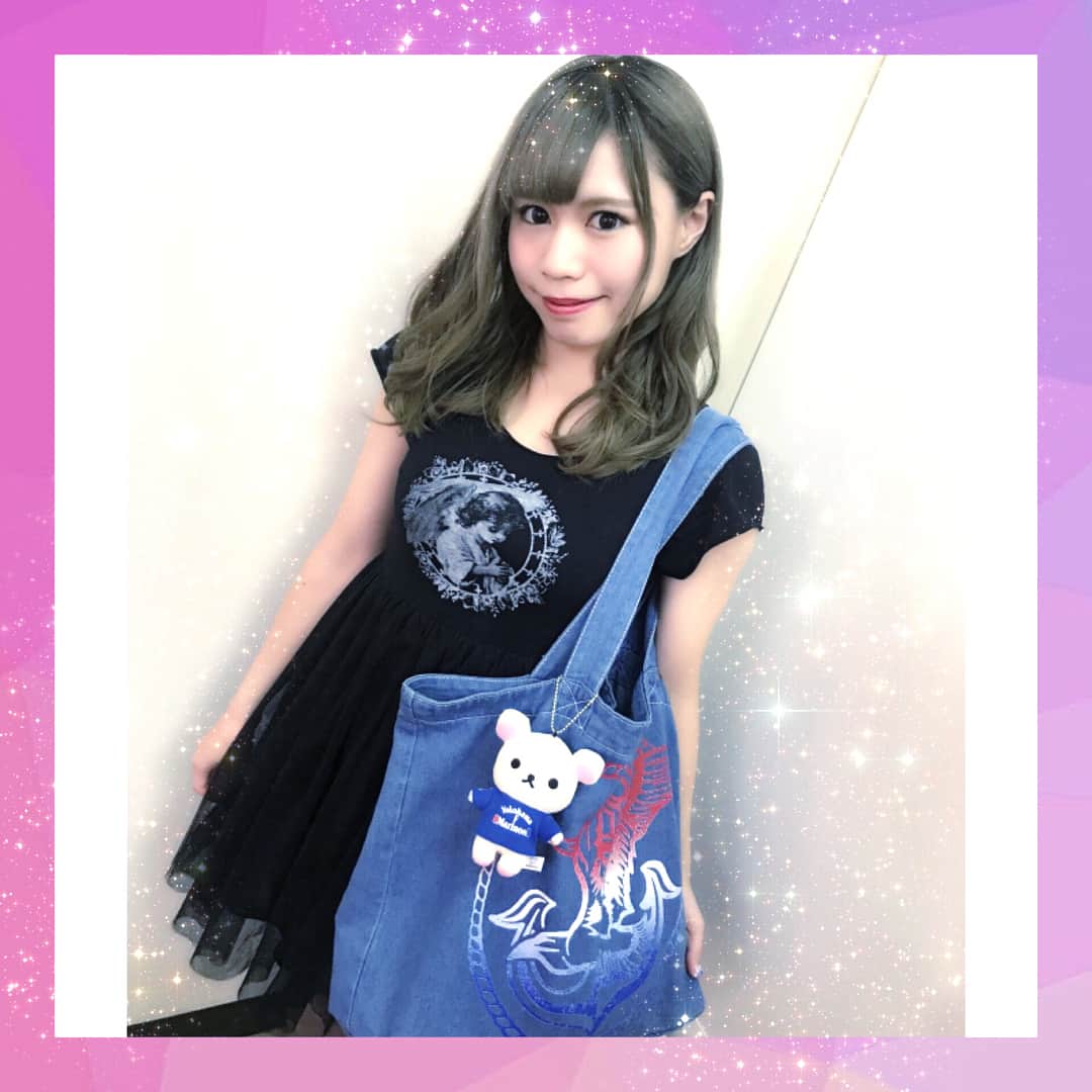 山口みらんのインスタグラム：「マリノスのトートバッグ‪🔴🔵⚪️〜選手会ロゴ〜 普段使いもできるしこんな可愛いトートバッグもグッズであるのも嬉しい所₍₍ ( * ॑ ॑* ) ⁾⁾ 大きくて沢山入るから観戦だけじゃなくてライブの時もすごく役立つんだ🙋‍♂️🌟 何気ないトリコロールカラーも可愛いよね⚪️🔵🔴 トートバッグに付けてるコリラックマもマリノスのTシャツ着てるんだよ🐻可愛すぎか～😭👏❤️ #fmarinos #横浜Fマリノス #マリノス #トートバッグ #横浜 #横浜沸騰 #コリラックマ #jリーグ #サッカー女子 #サッカー」