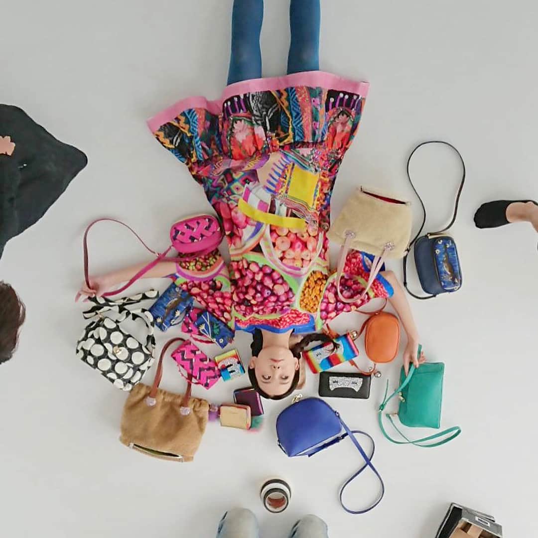 千田麻実のインスタグラム：「👜👗👢🍂 . .  tsumori chisato CARRY a/w 撮影 ☺︎☺︎ .  皆さんと作り上げた作品。 ありがとうございました！ .  #ツモリチサトキャリー  #ツモリチサト #tsumorichisato #tsumorichisatocarry #aw #fashion #bag #photography #shooting #オフショット」