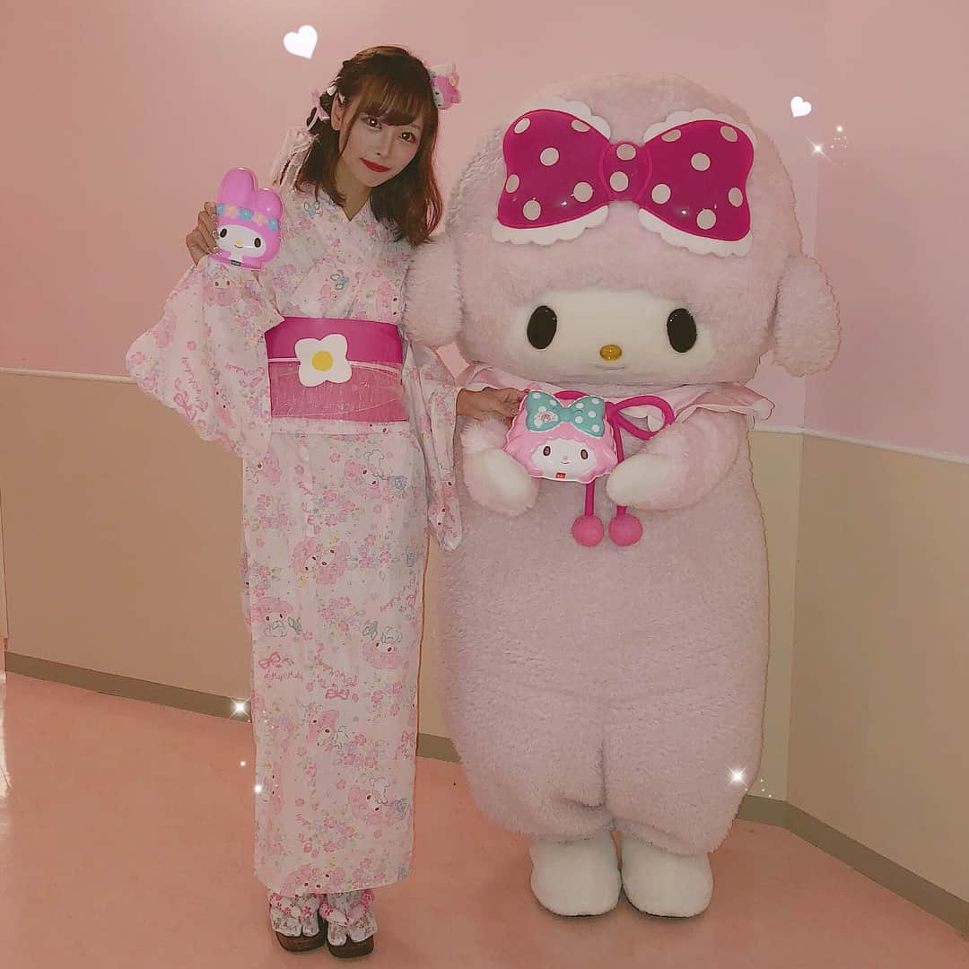 さきぼんさんのインスタグラム写真 - (さきぼんInstagram)「グリーティングまとめ♡ 着物ミミィちゃん、ダニエル熱いねかわいいね👘 ピアノちゃんもお面🐑 みんなでお面(6枚目) お面は全部 @asakusa_sawadaya さんでGETしたもの♡ . 日曜日で混んでたけど要領つかめばたくさんグリ出来るよ(｡･ω･｡) この日は優先入場券(+1000円)とクロミグリ(+1000円 )したけど😂 マイメロに会いたかったなぁ。出し惜しみされてるわぁ。 . . #サンリオピューロランド #sanriopuroland #ピューロランド #puroland #サンリオ #sanrio #pink #cute #浴衣 #浴衣女子 #mymelody #マイメロディ #マイメロ #シナモロール #シナモン #kimono  #ソノモンロール #夏ピューロ #ポムポムプリン #キティちゃん #ハローキティ #グリーティング #ダニエル  #さきぼん着物 #さきぼんサンリオ #さきぼんグリ」9月3日 18時35分 - sakibon69