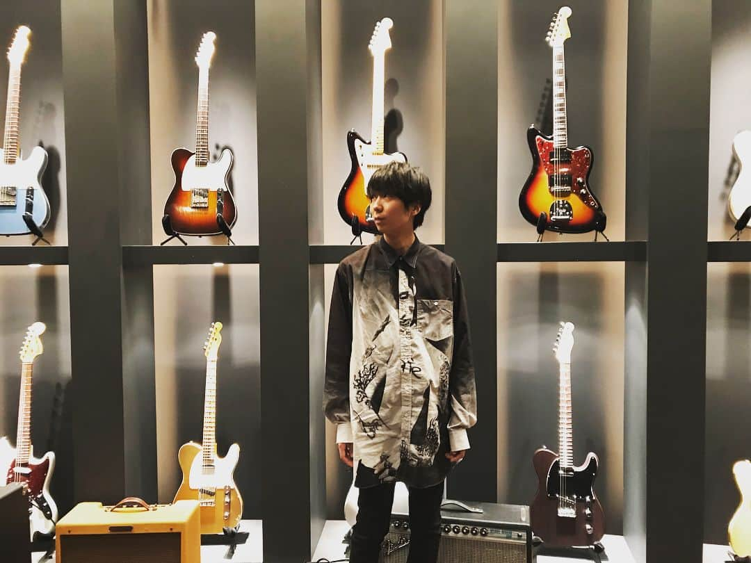 川谷絵音さんのインスタグラム写真 - (川谷絵音Instagram)「Fender showroom行ってきた。ワンマンツアーでは僕のNEW GUITARが登場する予定。着てるシャツはマリリンマンソンのフォトプリント。イカす。 #fender #vetements」9月3日 18時41分 - indigolaend