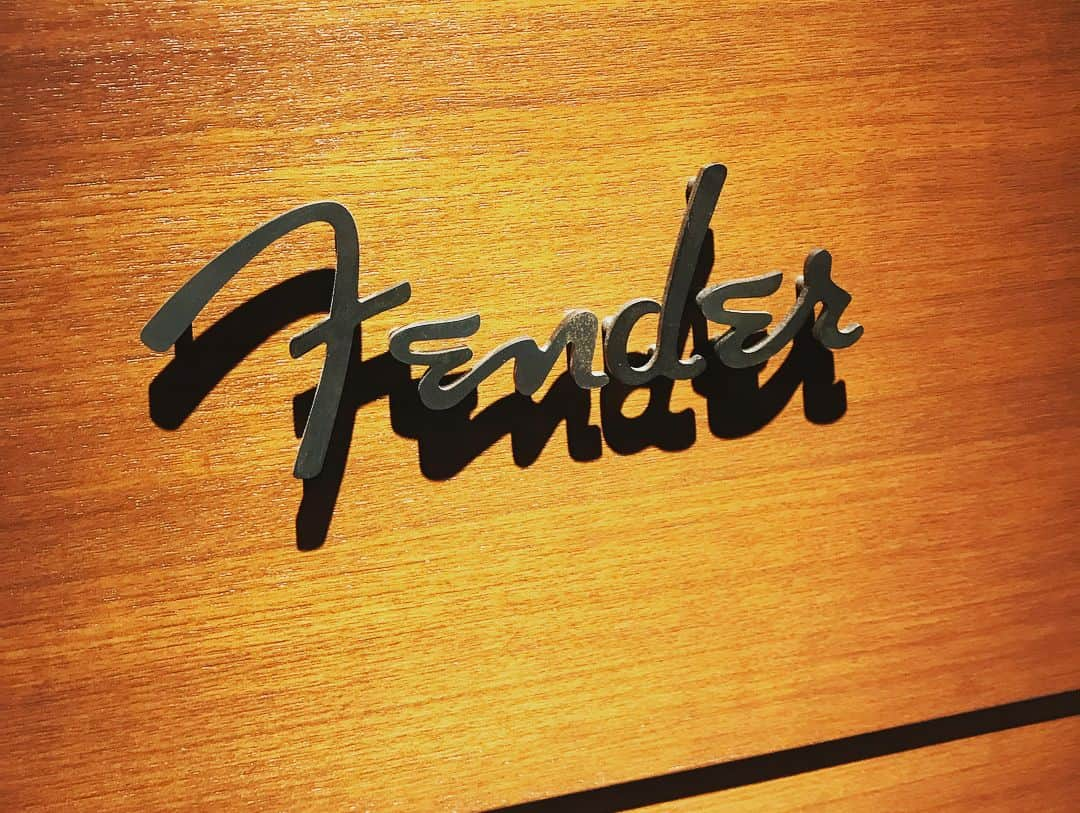 川谷絵音さんのインスタグラム写真 - (川谷絵音Instagram)「Fender showroom行ってきた。ワンマンツアーでは僕のNEW GUITARが登場する予定。着てるシャツはマリリンマンソンのフォトプリント。イカす。 #fender #vetements」9月3日 18時41分 - indigolaend