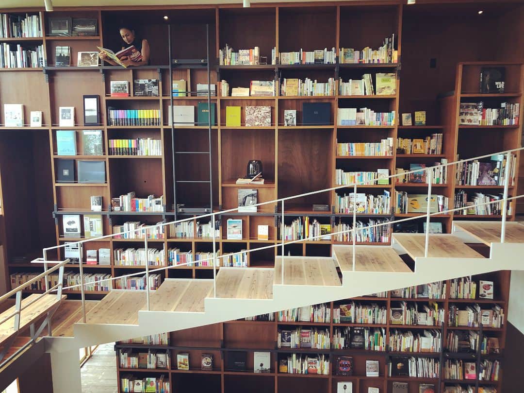 佐田真由美さんのインスタグラム写真 - (佐田真由美Instagram)「どこにいるでしょー 娘が本に囲まれた家に住みたいという夢が、少しですが、叶った一泊旅行。 #箱根本箱 @hakonehonbako  私にとっても最高な時間でした。 置いてある本は購入する事も出来るからまたまた素敵✨ 1か月いたいな。笑」9月3日 19時58分 - sadamayumi