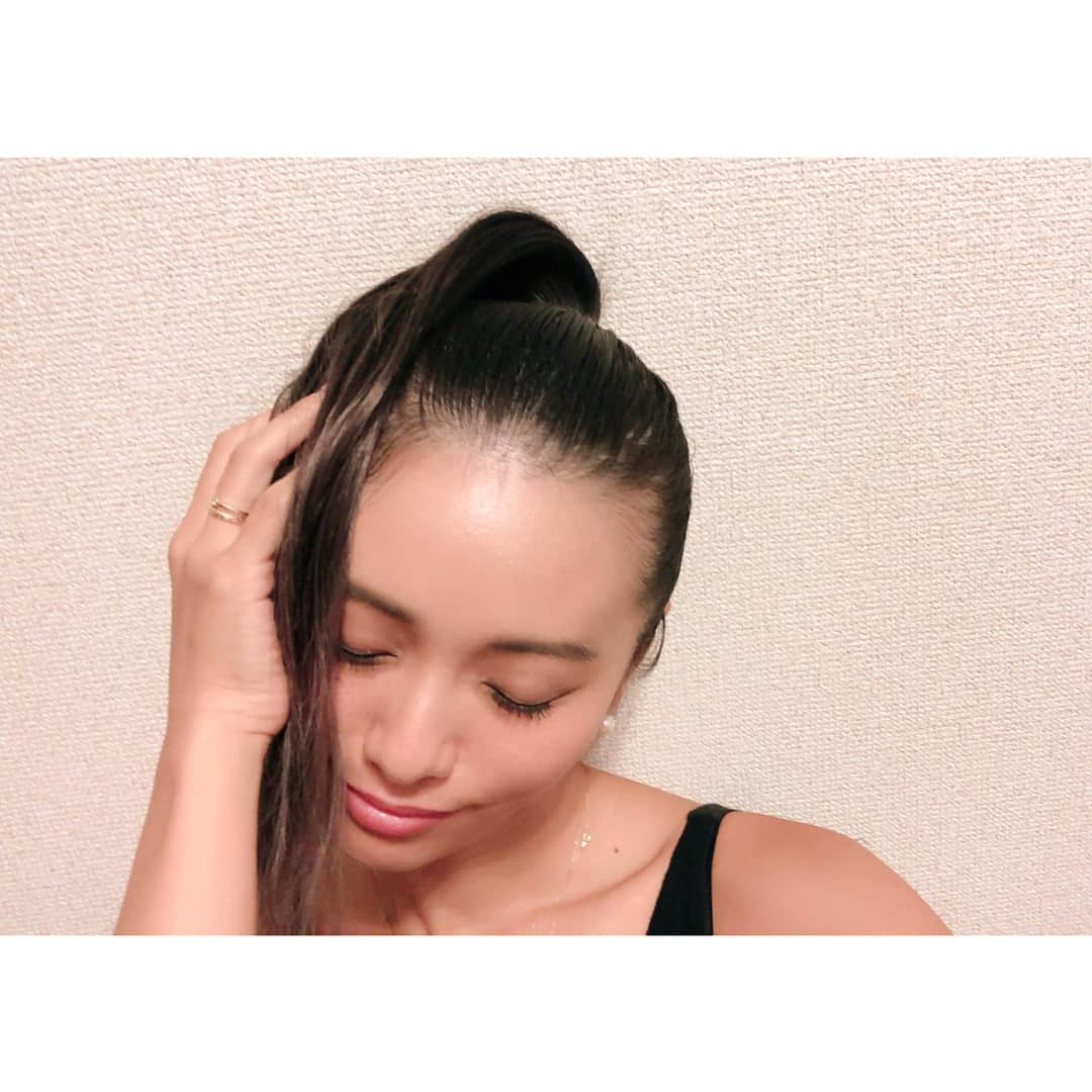 小泉梓さんのインスタグラム写真 - (小泉梓Instagram)「ひっつめてピシッと結んでるとすぐに頭が痛くなっちゃうタイプ。  だから、基本的におろしてるか、緩く結んでるかのどちらか。  短時間ならたまにはとしてみたが、やはり頭が痛くなるってゆーね。  しかも頭の形があんまり好きじゃなくて、ガチャガチャのケースみたい。  鉢が張ってる？ってゆーの？ 昔からやだったんだよなぁ。  そろそろ前髪短く戻そうかなと思う今日この頃。  #hairstyle #hair #make #ポニーテール #髪型 #でこっぱち」9月3日 20時11分 - azusan111