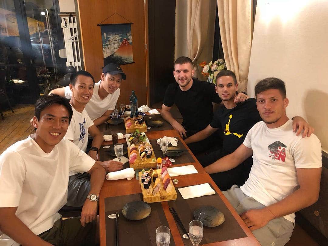 のインスタグラム：「🇷🇸🇭🇷🇯🇵🍣 @lukajovic_35  @mijat10  @anterebic  @kamadadaichi」