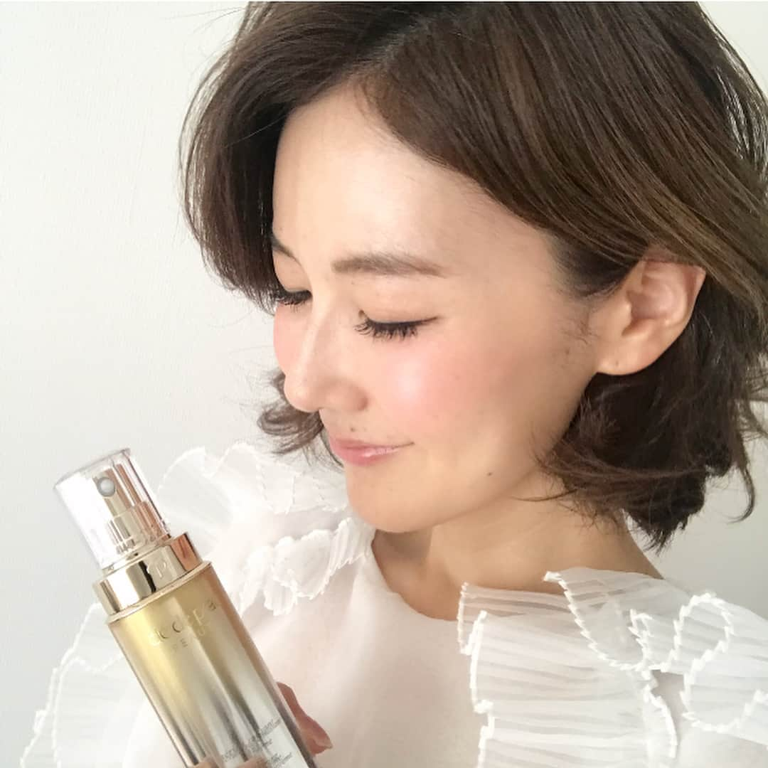 kiyomi medeirosさんのインスタグラム写真 - (kiyomi medeirosInstagram)「以前から気になっていたクレ・ド・ポー ボーテ の美容液"セラムラフェルミサンＳ"を使ってみました♡ . ひと塗りで、肌に吸い付くようなツヤとハリを実感✨✨これ、今一番欲しいもの😊❤️ . 肌の透明感や小じわ、毛穴にも効果があり、滑らかな肌に導いてくれるそう💕💕 . あご先から耳の下に向かってフェイスラインをマッサージしながら使うと、さらに効果が高まると伺ったので、これから毎日やってみようと思います😆💕💕 . #フェイスラインコルセット美容  #4Dはり美容液 #Promotion #セラムラフェルミサンS  #クレドポーボーテ #cledepeaubeaute @cledepeaubeaute」9月3日 22時52分 - kiyomimedeiros