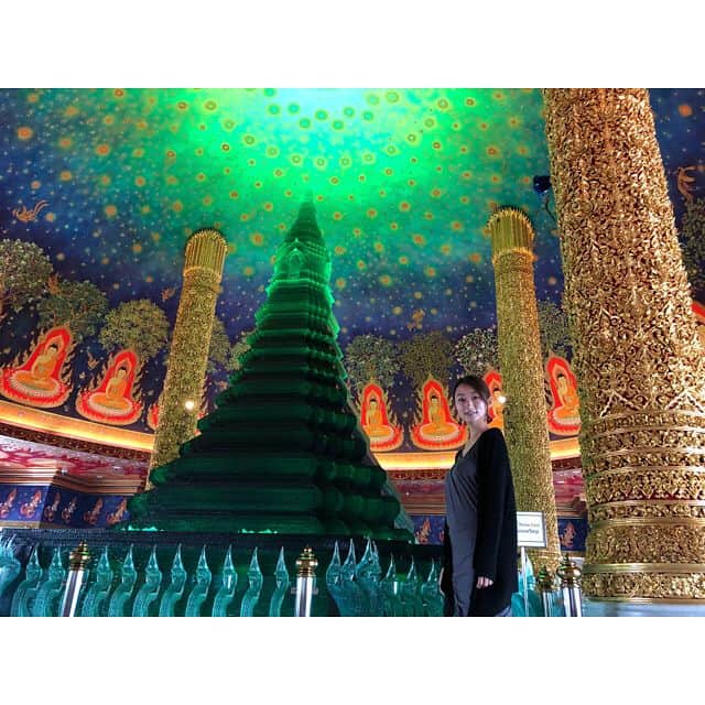 松村加南子さんのインスタグラム写真 - (松村加南子Instagram)「今回のバンコク観光のメインは幻想的なワットパクナーム✨ . ほかの宮殿やお寺はメインのところの近くにあるのだけど、ここは少し外れた住宅街のようなところにあって、ソンテオという乗り合いタクシーで行かなきゃでプチ冒険気分。 . なんとかたどり着いて階段を登ると、異世界に迷い込んだような幻想的な雰囲気… . しばし時を忘れてぽんやり。 . 少し行きづらいけど一見の価値あり🙆‍♀️ . . . #ワットパクナーム #ソンテオ #旅 #旅行 #tavijo 旅人 #travel #trip #travelers #タイ #thailand #夏休み #summer #summervacation #vacation  #holiday #薬剤師 #薬剤師グラドル #加南子 #バンコク #bangkok」9月3日 23時04分 - matsumurakanako