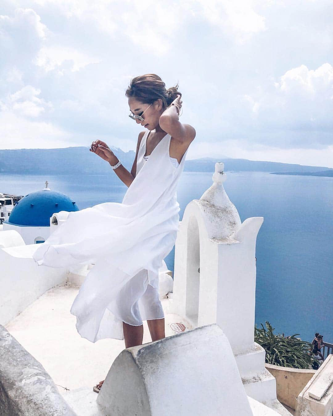 福井仁美さんのインスタグラム写真 - (福井仁美Instagram)「Windy Santorini 🌀 ・ 白いドレスが似合う街。 いつも来てるこれ。大のお気に入り。2枚持ってる。 旅には軽くて畳めてシワになりにくい洋服が最高なの。スーツケースに入れっぱなしシリーズのこ。 ・ ギリシャ気になってる方が多いみたいなので、アーカイブに載せたよー♡少しでも参考になれば。 ホテルリサーチが趣味なのでまた来年の夏のブッキングに動き出します（笑） ・ #santorini #greece #サントリーニ島 #ギリシャ」9月3日 23時14分 - hitton28