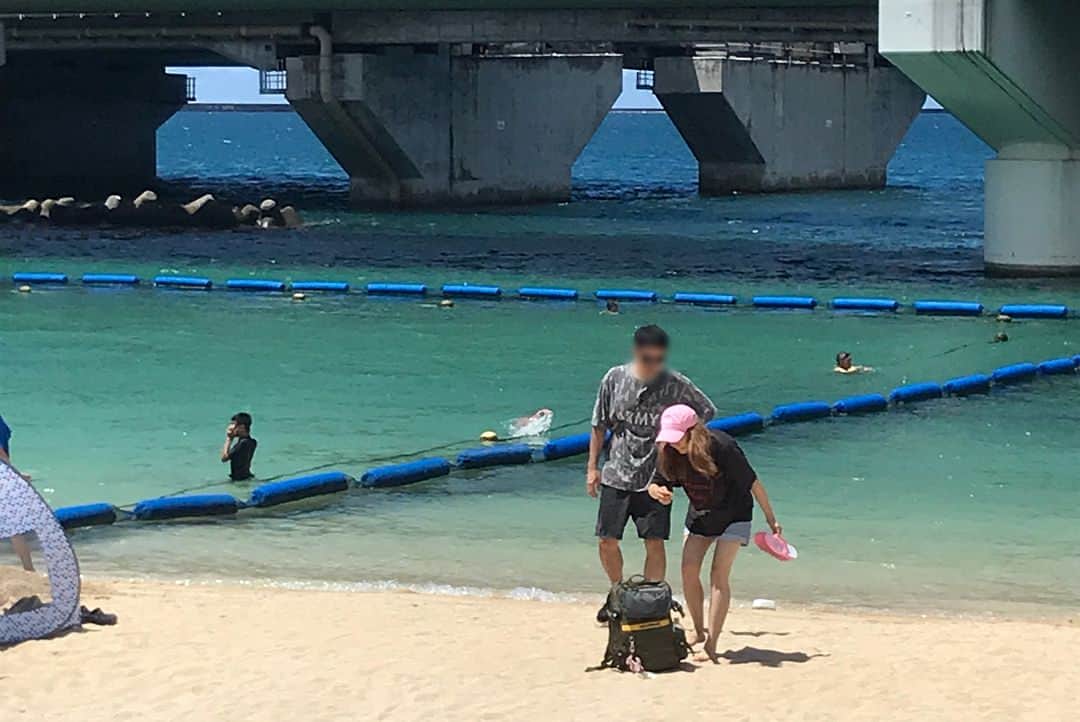 ファーストサマーウイカさんのインスタグラム写真 - (ファーストサマーウイカInstagram)「【衝撃スクープ】 BILLIE IDLE®所属のアキラさん(23)が、ライブの入り前に沖縄某所のビーチで男性と戯れる姿をキャッチ。 アキラさんはTシャツ短パンビーチサンダルの海仕様のラフな装い。 沖縄の豊かな土地が彼女を開放的にさせたのか、惜しげも無く生脚を披露し、人生初の沖縄ビーチを無邪気に堪能している様子だった。  男性の詳細はわかっていないが、彼女の親しい存在であることはサングラスの奥の眼差しから察することが出来た。 波打ち際での水遊びを十二分に楽しんだあと、こちらのカメラに気がついた2人。驚くことに隠れる様子もなく堂々のポージング。なるほどオープンな関係ということで、彼らの好意に甘えて筆者もその後合流した。 (記者 ファッサマ)  #マネージャーと3人でビーチ  #ビリーの酒飲める組」9月3日 23時52分 - f_s_uika