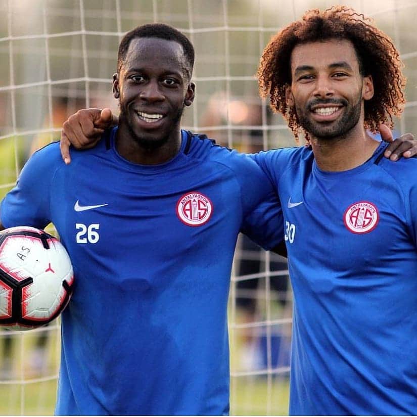 アリ・シソコさんのインスタグラム写真 - (アリ・シソコInstagram)「Enjoying life ⚽⚽⚽⚽⚽⚽🔴⚪🔴⚪🔴⚪ #41#blo#A.S#football#peace @nazims.view @souleymanedoukara39 @zaferruf」9月4日 1時02分 - alycissokho