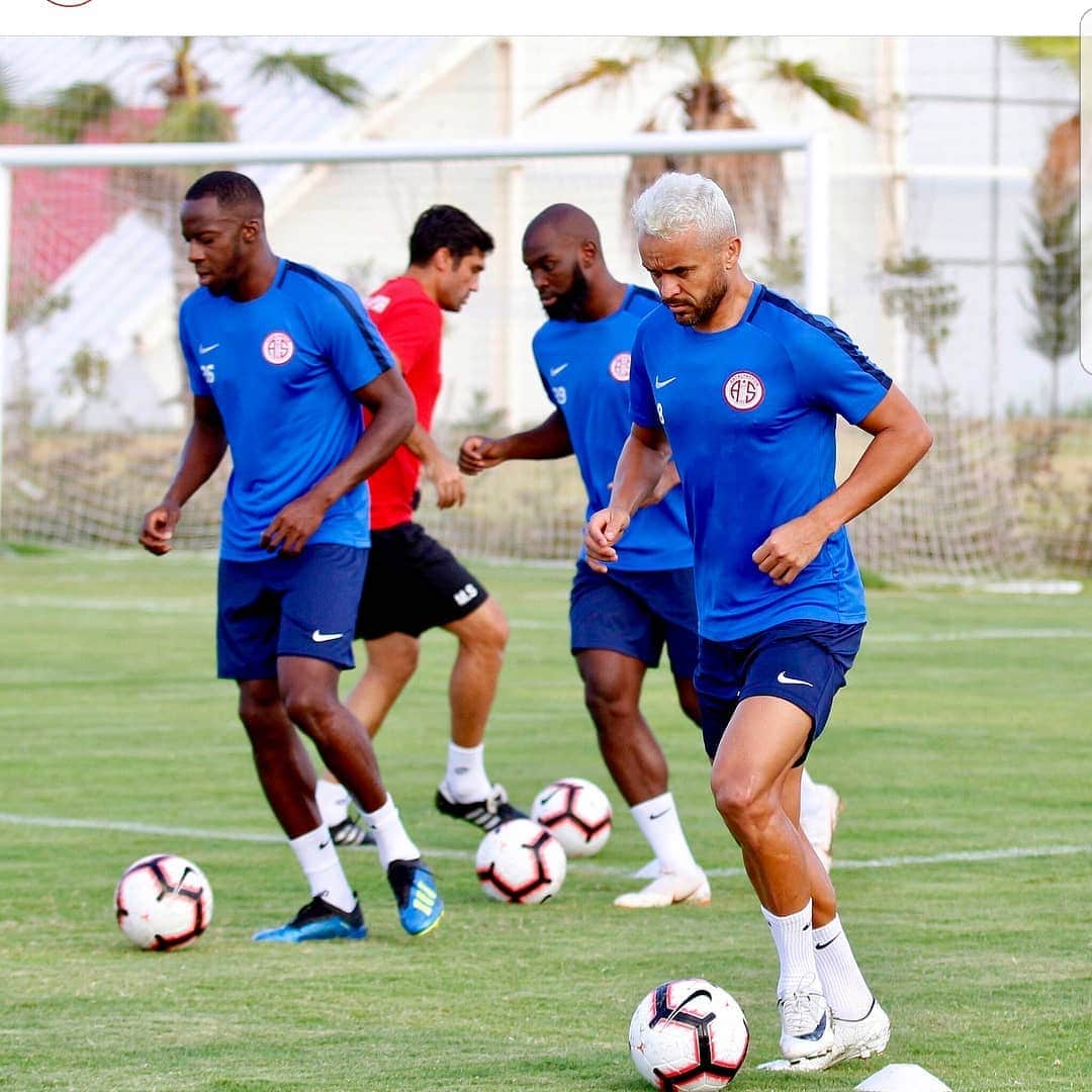 アリ・シソコさんのインスタグラム写真 - (アリ・シソコInstagram)「Enjoying life ⚽⚽⚽⚽⚽⚽🔴⚪🔴⚪🔴⚪ #41#blo#A.S#football#peace @nazims.view @souleymanedoukara39 @zaferruf」9月4日 1時02分 - alycissokho