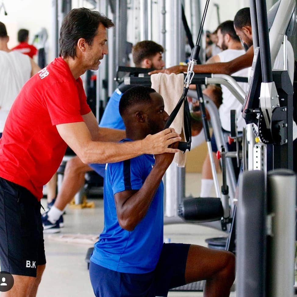 アリ・シソコさんのインスタグラム写真 - (アリ・シソコInstagram)「Enjoying life ⚽⚽⚽⚽⚽⚽🔴⚪🔴⚪🔴⚪ #41#blo#A.S#football#peace @nazims.view @souleymanedoukara39 @zaferruf」9月4日 1時02分 - alycissokho