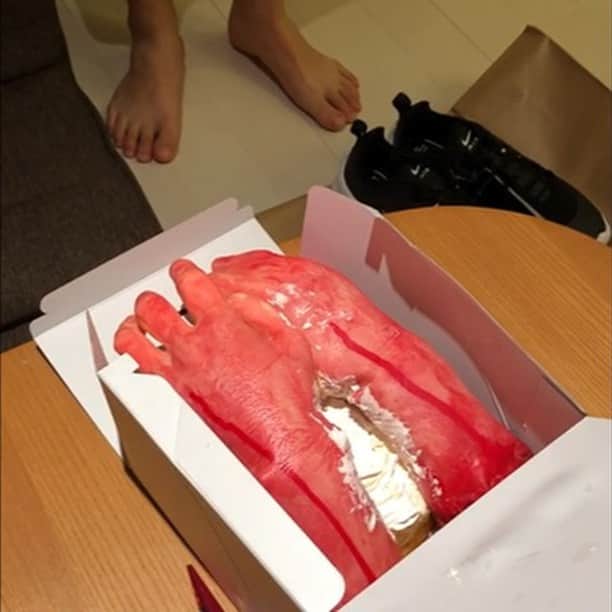 のインスタグラム：「弟かずきに誕生日サプライズ🎂 題名は「血まみれの腕ケーキドッキリ」 #サプライズバースデー#ドッキリ#主役ずっと歯磨き」