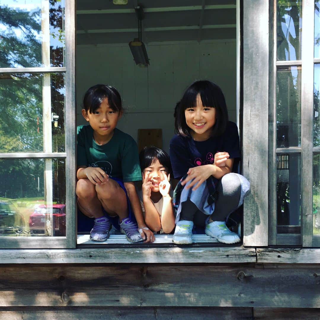 奈良美智のインスタグラム：「so kids help me. or work together. I don’t like being baby-sitter but making something together. We will show collaboration things at TOBIU CAMP / TOBIU ART FESTIVAL. https://tobiu.com/」