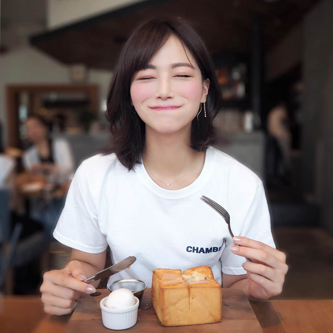 のインスタグラム：「おはよん❤️✨ . 今朝は里奈ログ😋モーニング😘 . 大好きなロンハーマンカフェで朝限定の厚切りトーストを🥐 . 朝限定でドリンク付きではちみつとバターでいただくふわふわトースト😍😍 . ゆで卵付いてるのでタンパク質を求めている私としてはうれしい😍😍💕 . そしてグルメ仲間のみなさんにお知らせ😆🥐💕 . 9/5にシートリップグルメリスト2018東京発表会が公開されるみたいです😳💕（スワイプ👉） . . 美食家が選ぶ最高のお店🤔🧐💕 どこが選ばれるか楽しみですね😛💕 . Listに公開されたお店一度はいってみたいな〜💕💕 . Tshirts… @chambers_official . この日は、珍しくTシャツスタイル💕 しっかりした生地のTシャツすき😛💕 . 今日は台風みたいですが皆さん気をつけてくださいね😭💕 今日も1日頑張っていきましょ❤️ . #Ctripgourmetlist #Tokyo #Tokyolist2018 #gourmetlistceremony #Japancuisine #Ctrip #travel #food #instafood #グルメ #グルメ女子 #morning #朝 #朝カフェ #breakfast #gm #cafe #ロンハーマン #もぐもぐ女子 #ronherman #bread #toast #トースト #朝限定 #朝活 #goumet #japan #笑顔 #幸せ #りなまるグルメ」