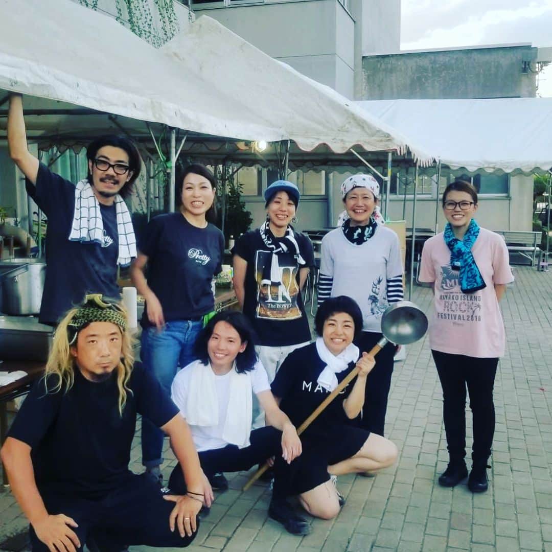 ツジトモタカのインスタグラム：「昨日は、倉敷真備町に行ってボランティア作業、炊き出しのお手伝いをさせて頂きました。 SNSとかでなんか知った気になったりしてましたが、やはり現場で目で見て、家の持ち主のお母さん、ボランティアの方、と直接お話したりすると全然違いました。みんな凄い。持ち主のお母さんは、家中の片付けるのめんどくさくて要らんもんとかも全部掃除出来たから結果良かったわー、なんて笑ってましたけど笑 炊き出しでは、約300食、手分けしてうどん作って召し上がって頂きました。 そしてまさかの、ティーンズ以来のまきちゃんぐと12年ぶりの再会にも驚きでした。同い年、お互いまだまだ頑張ってますわ笑 やっぱり8月中旬以降、作業する人数は減ってしまったとのこと、ボランティアの人達も話してたけど、支援の仕方、ボランティア作業自体の仕方も、もっかい考え直さなきゃなんてことも話してました。何か自分でやれることはやれたらなぁ。また来ます。 アテンドしてくださったラッコさん、ラッシュボールから続けて3日間本当ありがとうございました。  今日もライブしたかった、ギリギリの決断すみません。台風この後みなさまスーパーお気をつけて。 #最後に食ったチャーハンとビールのうまさあれで半チャーハン」