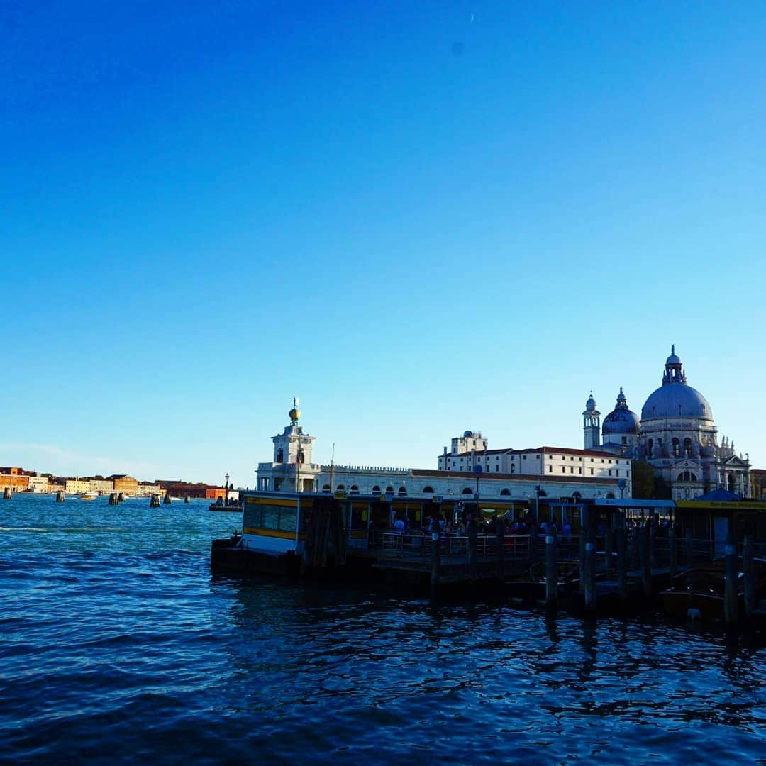 谷中麻里衣さんのインスタグラム写真 - (谷中麻里衣Instagram)「Venice 💓 1st destination in our summer vacation 🌞 . 水の都ヴェネツィア✨ . 迷路のようで、なかなか目的地に辿り着けなかったけれど😂 さまよってるだけでハッピーになれる美しさでした❤️ . #Venice #Italy #canal #lagoon #travel #vacation #summervacation #イタリア #イタリア旅行 #ヴェネツィア #ベネチア #水の都 #旅するイタリア #麻里衣旅行」9月4日 9時05分 - marieyanaka