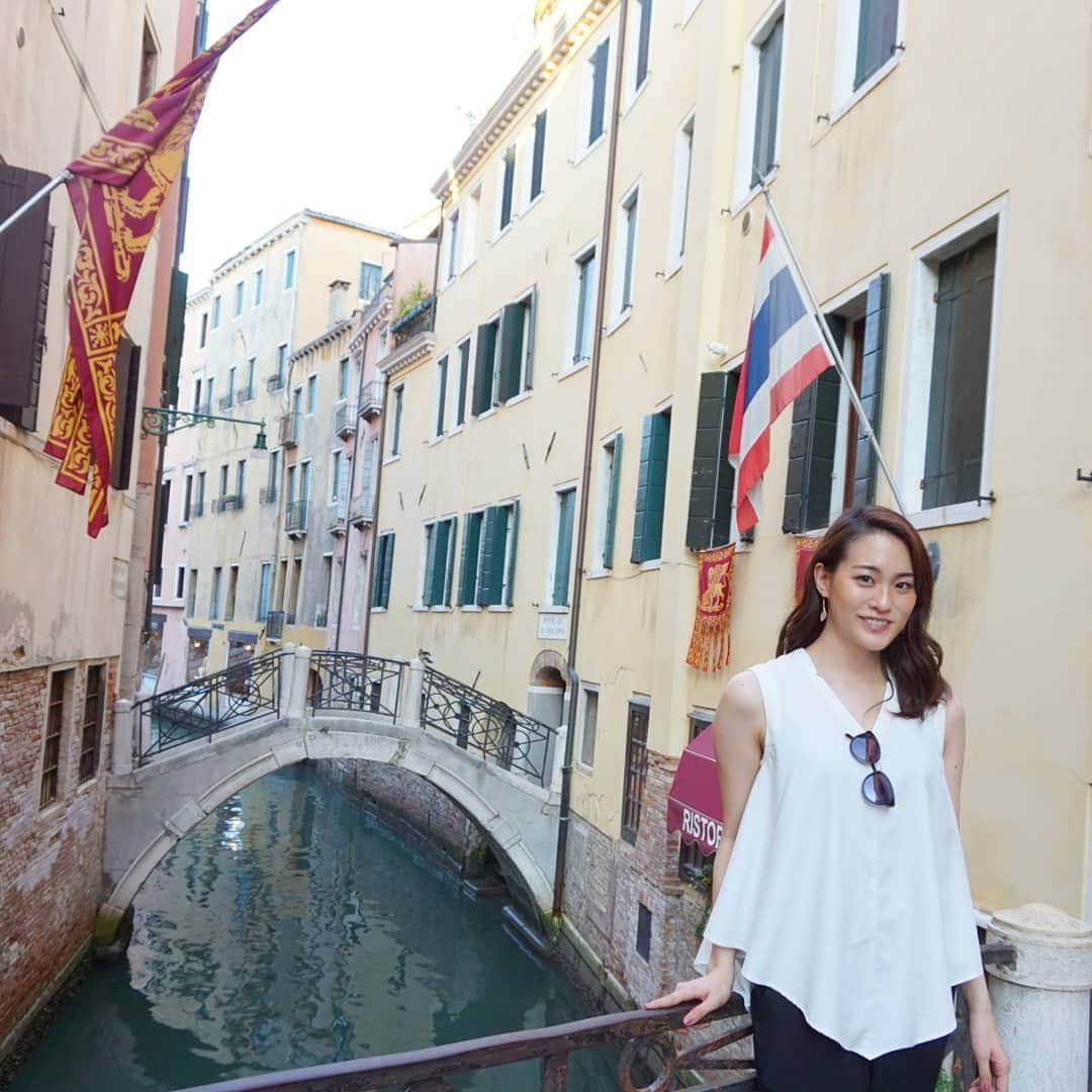 谷中麻里衣さんのインスタグラム写真 - (谷中麻里衣Instagram)「Venice 💓 1st destination in our summer vacation 🌞 . 水の都ヴェネツィア✨ . 迷路のようで、なかなか目的地に辿り着けなかったけれど😂 さまよってるだけでハッピーになれる美しさでした❤️ . #Venice #Italy #canal #lagoon #travel #vacation #summervacation #イタリア #イタリア旅行 #ヴェネツィア #ベネチア #水の都 #旅するイタリア #麻里衣旅行」9月4日 9時05分 - marieyanaka