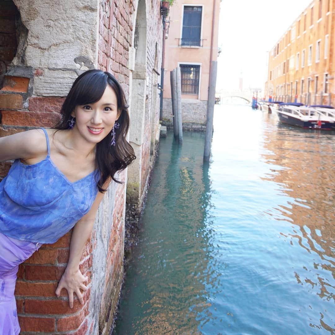谷中麻里衣さんのインスタグラム写真 - (谷中麻里衣Instagram)「Venice 💓 1st destination in our summer vacation 🌞 . 水の都ヴェネツィア✨ . 迷路のようで、なかなか目的地に辿り着けなかったけれど😂 さまよってるだけでハッピーになれる美しさでした❤️ . #Venice #Italy #canal #lagoon #travel #vacation #summervacation #イタリア #イタリア旅行 #ヴェネツィア #ベネチア #水の都 #旅するイタリア #麻里衣旅行」9月4日 9時05分 - marieyanaka