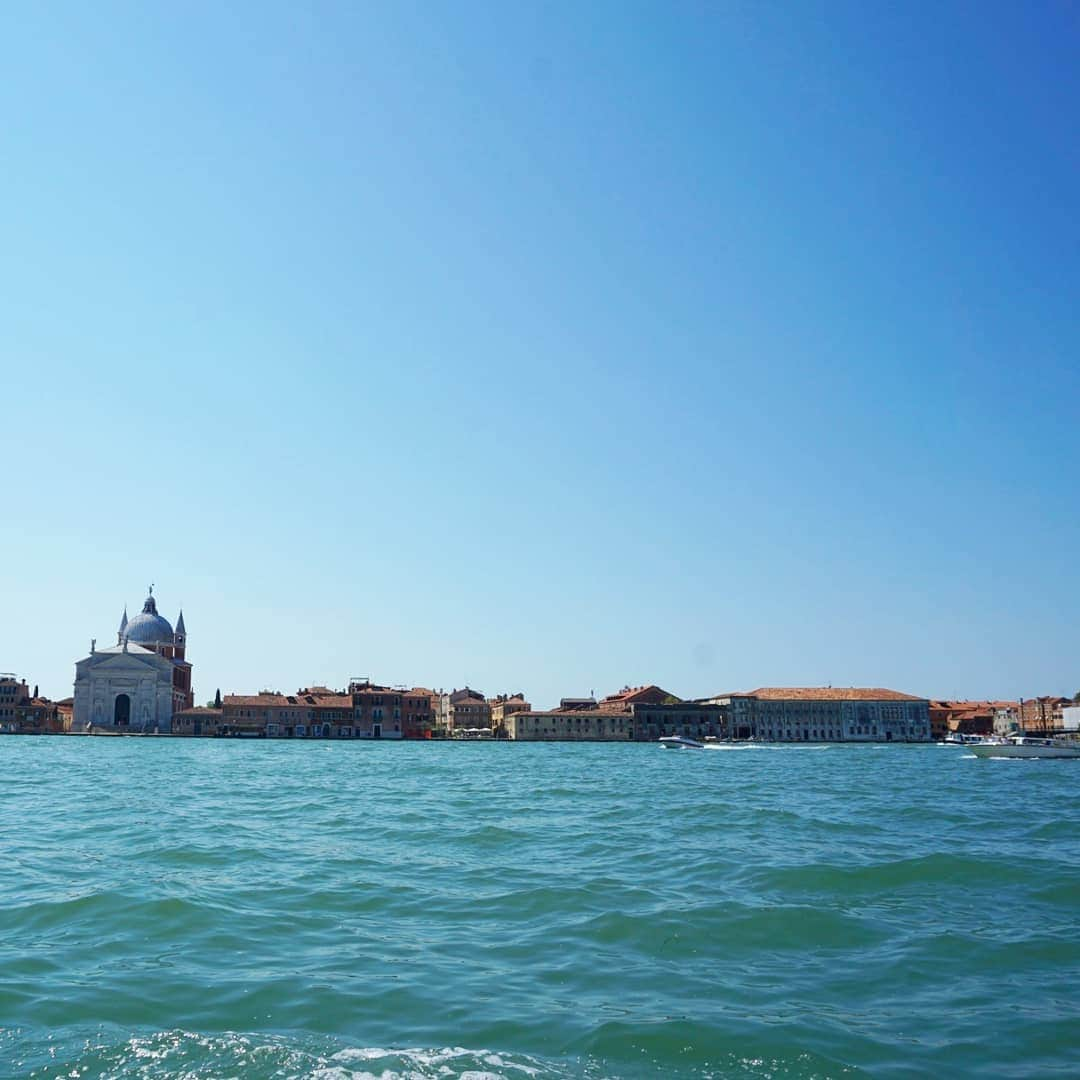 谷中麻里衣さんのインスタグラム写真 - (谷中麻里衣Instagram)「Venice 💓 1st destination in our summer vacation 🌞 . 水の都ヴェネツィア✨ . 迷路のようで、なかなか目的地に辿り着けなかったけれど😂 さまよってるだけでハッピーになれる美しさでした❤️ . #Venice #Italy #canal #lagoon #travel #vacation #summervacation #イタリア #イタリア旅行 #ヴェネツィア #ベネチア #水の都 #旅するイタリア #麻里衣旅行」9月4日 9時05分 - marieyanaka