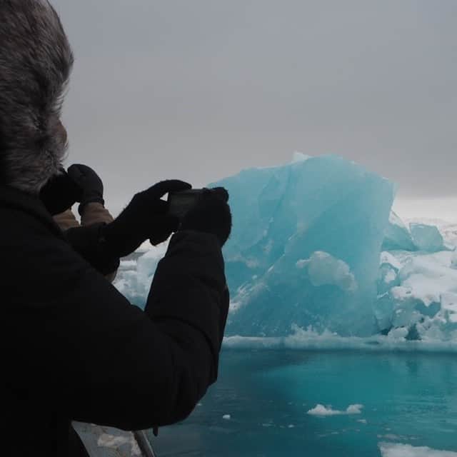 TRAVEL PLANETのインスタグラム：「#ilulissat #greenland #イルリサット #グリーンランド #氷山クルーズ #世界見聞LOG . . 氷山の 一角を見る 北極圏 海面下には 奇跡のブルー . . アイスフィヨルドが世界自然遺産に認定されているグリーンランドのイルリサットは北緯６９度に位置する極寒の街。その漁港を起点に氷山ウォッチングのクルーズが運航されています。 ．  #トラベルプラネットでグリーンランドの旅」