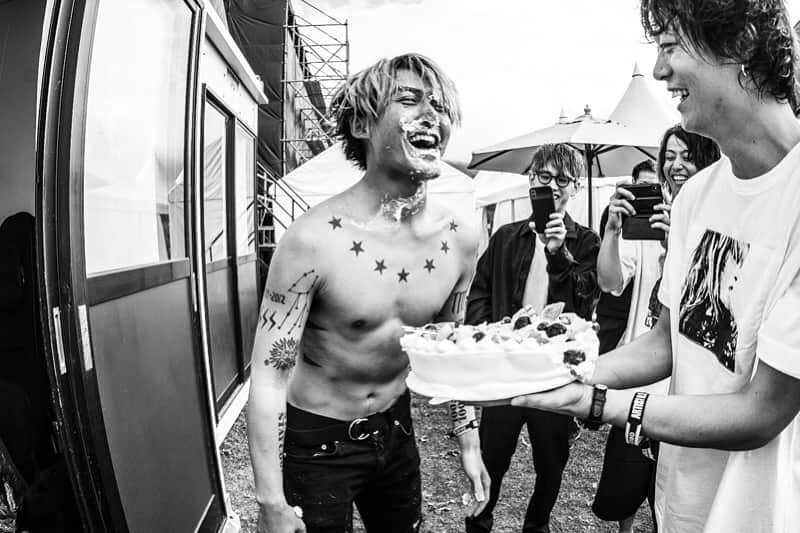 Ryota さんのインスタグラム写真 - (Ryota Instagram)「久々に顔にケーキくらった〜😁笑 最高のメンバー、スタッフ、家族、One Ok Rockを応援してくれてるみんなに感謝。20代最後楽しむ！！ あとみんな台風気をつけてな！！！！ Photo by @cazrowaoki」9月4日 10時39分 - ryota_0809