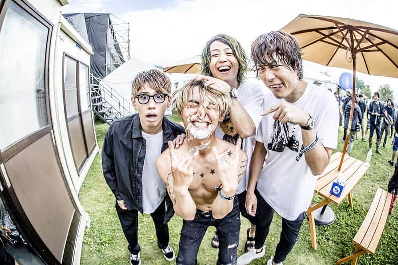 Ryota さんのインスタグラム写真 - (Ryota Instagram)「久々に顔にケーキくらった〜😁笑 最高のメンバー、スタッフ、家族、One Ok Rockを応援してくれてるみんなに感謝。20代最後楽しむ！！ あとみんな台風気をつけてな！！！！ Photo by @cazrowaoki」9月4日 10時39分 - ryota_0809