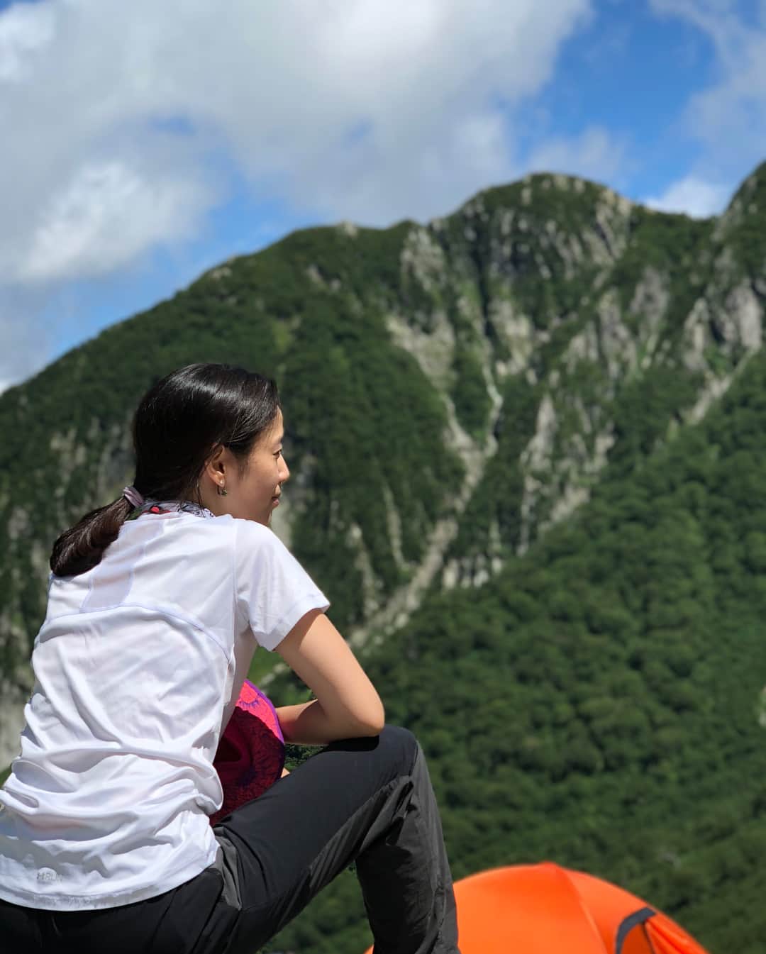 則松亜海のインスタグラム：「夏の思い出！ 大好きな涸沢と穂高連峰。 登山&ビール日和でした🍺♡ . #涸沢 #涸沢カール #モルゲンロート #山が光る #マムート 集めたい #北穂高岳#奥穂高岳 #テント泊  #岩魚の塩焼き おすすめ♡」