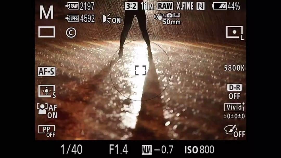 イルコ光の魔術師のインスタグラム：「これが本物の #ファインダー越しの私の世界 だよ‼️実際に撮影中に見えてる激しい台風の中での撮影‼️ちなみに、こんな短い動画用のInstagramもあるので、ぜひフォローよろしくね @ilkovideo  そして、YouTubeにも解説動画アップしてまーす‼️イルコで探したらチャンネル出ますよ  さて、現在台風なので、台風写真アップ‼️シグマの105mm大口径レンズだよ！土砂降りの中で！それの動画もYouTubeにあげてるので、ぜひ見てね！. . Model: Megumi Yuzuki . . 新しい @ilkomobile アカウントにiPhoneで撮ってるポートレートもアップしますよ！いい光があればカメラ&レンズはなんでもいいと思います . . #ストロビスト #ポートレート #sigma #105mm #instagramjapan #写メ #東京カメラ部 #ig_today #igersjp #tokyocameraclub #instalike #instagramhub #team_jp_ #vscogoodshot #marvelshots #fotodome #portrait_perfection #iphonephotography #イルコ #光の魔術師 #sigmalens #instagramhub #カメラ女子 #iphoneography  #lovers_nippon #ファインダー越しの私の世界 #写真好きな人と繋がりたい #portrait」