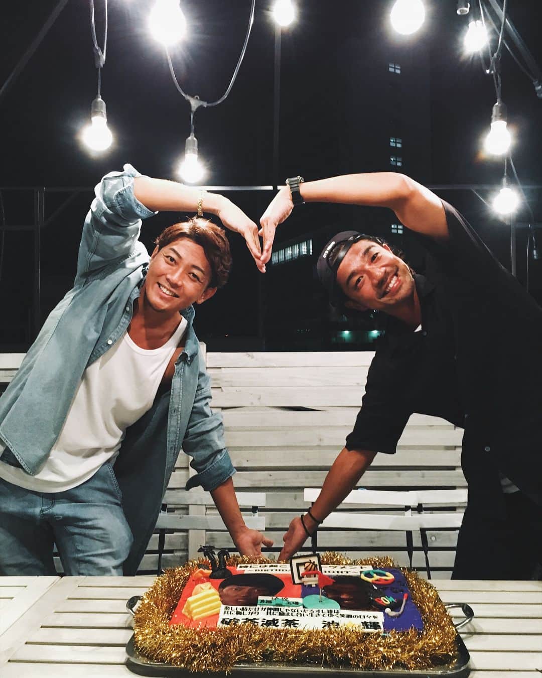 細井宏美のインスタグラム：「池輝★愛されボーイズ✨💫🌚 正反対なふたり。でも器と愛情のさいずは同じな気がする！かっこいいよね 最高な2人に幸あれ‼︎🎊 ポーズは無理矢理やらせた♡（笑） #iketeru#birthday#love#渋谷#いつもありがと#birthdaycake#kittofficial」