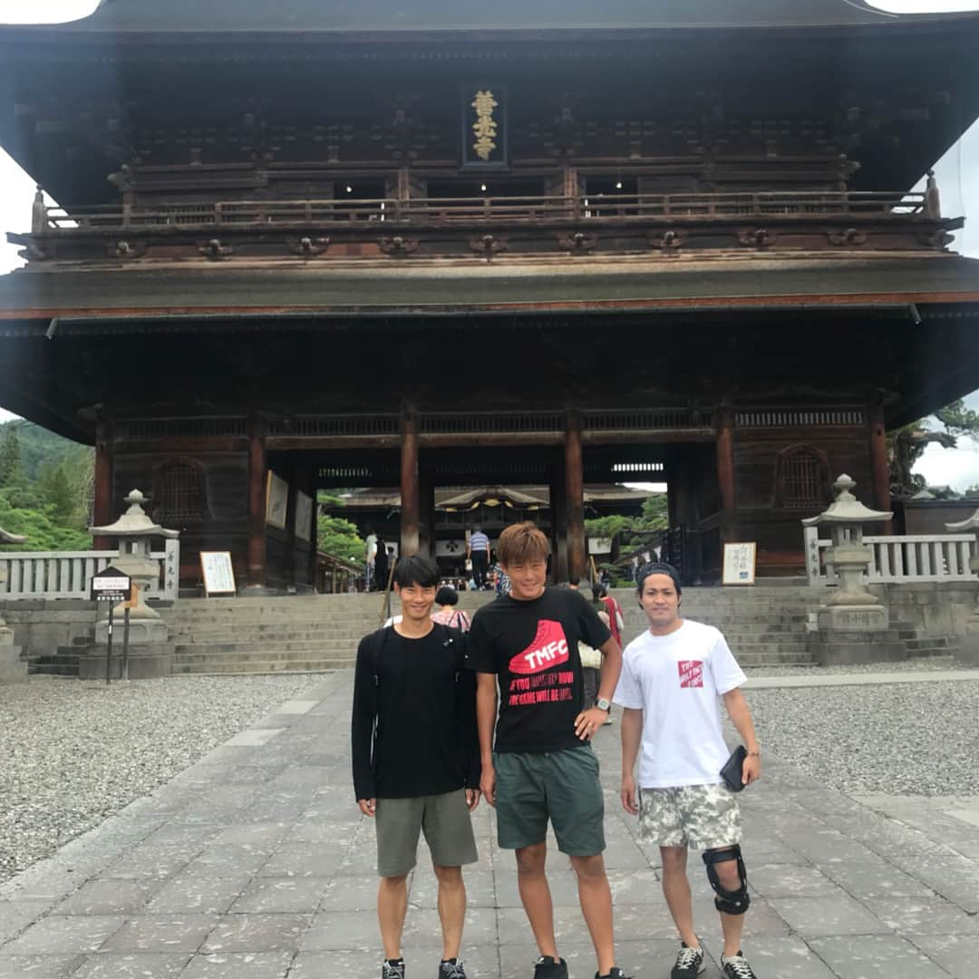 星原健太さんのインスタグラム写真 - (星原健太Instagram)「#善光寺 #阿部伸行 #星原健太 #岡田翔平 #お線香 #煙り #かける #怪我した膝と #頭に #台風 #岡田の天敵 #というか #風が天敵」9月4日 18時12分 - kentahoshihara