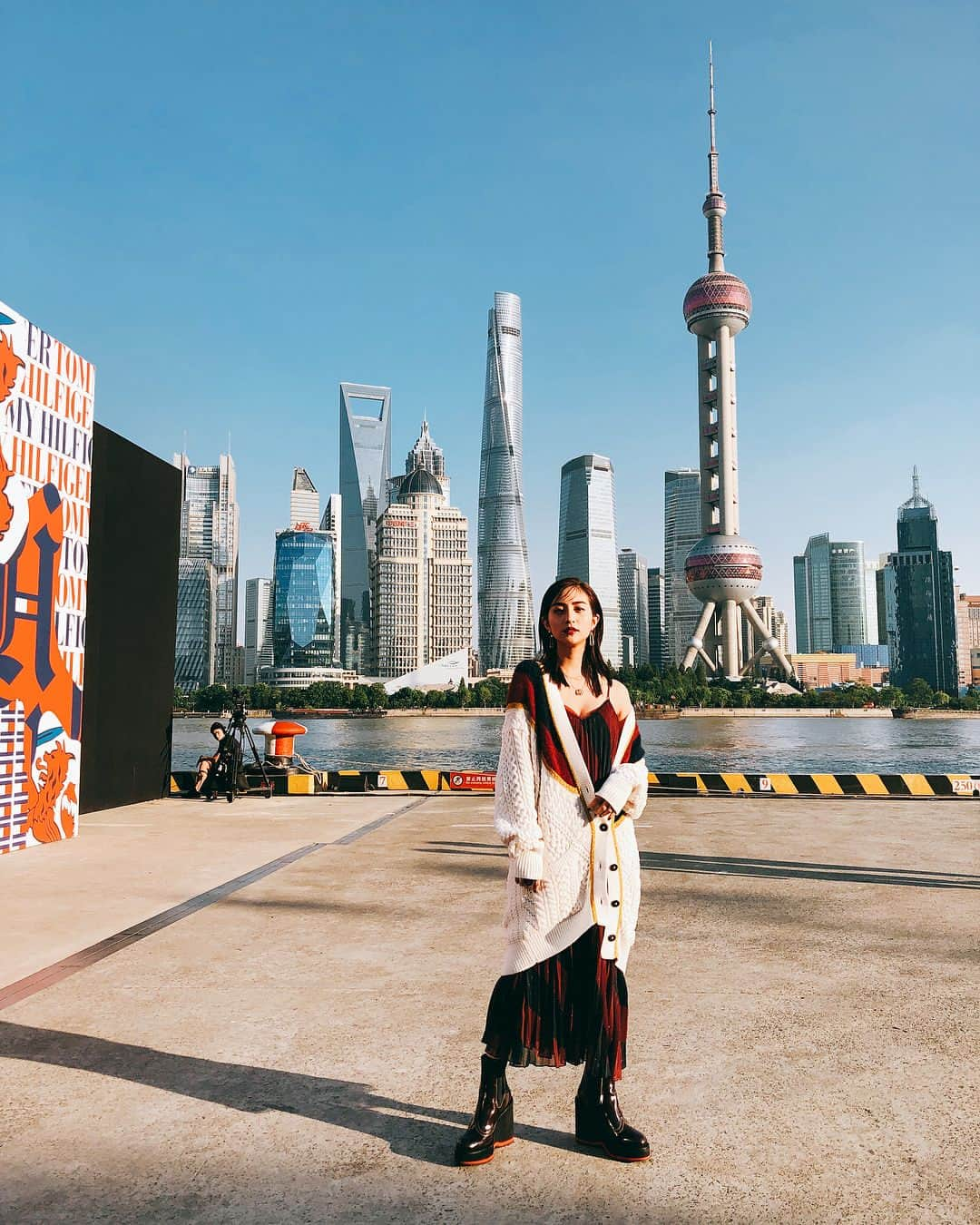 堀田茜さんのインスタグラム写真 - (堀田茜Instagram)「@tommyhilfiger in Shanghai🐼 まもなくショーがスタート。 トミーさんにもお会いしてお話を聞くことができました！ 明日のZIP!で今回のショーの模様など流れるのでチェックしてね！  #TOMMYNOW #TommyHilfiger #IconsOfTomorrow #TOMMYXLEWIS #あかねのいしょう」9月4日 19時30分 - akanehotta