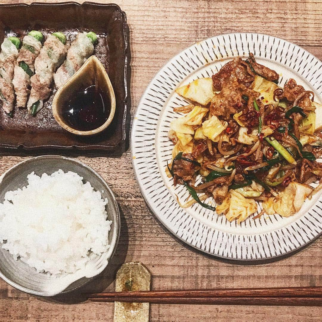 瀬戸晴加のインスタグラム：「そしてこちらが昨日のストーリーに載せていた夕飯。炊きたてのご飯と回鍋肉風適当炒めとオクラの豚巻き。餃子用に買ったキャベツとニラを、キムチ鍋とこの野菜炒めでやっと使い切りました…笑 昨日のストーリーにたくさんDMを頂いたのですが余り物で即興で作っただけなので分量等々いい加減すぎて今回はレシピ化できませんゴメンナサイ😭笑 ただ回鍋肉のベースの味付けは、ニンニクみじん切りと味噌1：豆板醤2：甜麺醤2：酒3：醤油1：砂糖0.5 くらいの比率でだいたい美味しく味が決まるので都度材料の量に合わせて味を見ながら作ってます（大さじ1という意味ではないです） そしてオクラの豚巻きは以前も載せましたが、オクラを軽く塩もみして上の硬い部分を少し切り、豚バラ肉をクルクル巻きつけて塩、テーブルコショウ、ガーリックパウダーを両面に振ってラップをかけ、レンジで2〜3分レンチンすれば完了です（量が多いときは3分）食べるときはポン酢につけてお召し上がり下さい。一瞬で無くなるサイドメニューです✌🏻 #japan #tokyo #food #japanesefood #lifestyle #cooking #kitchen #dinner #せとはるキッチン #回鍋肉 #ホイコーロー風 #1人だと食材食べきるの大変 #オクラの豚巻きは食べた人からのリピート率かなり高い #器 #うつわ #一人暮らしごはん」