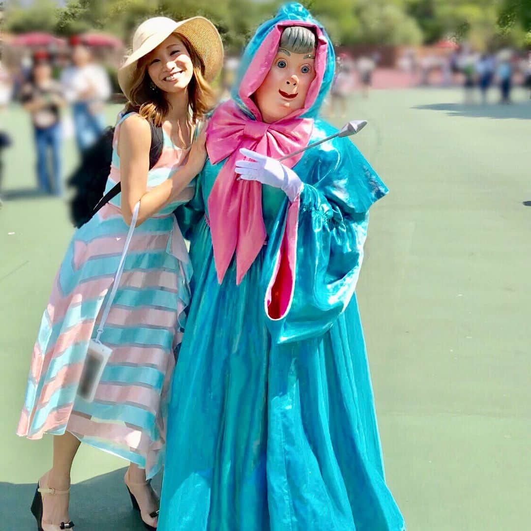 愛風ゆめさんのインスタグラム写真 - (愛風ゆめInstagram)「Fairy-Godmotherが、魔法かけてくれたよー🧚‍♀️💫✨👰💕 なんだか私たち、色がお揃いね🧚‍♀️💗🧚‍♂️ ＊ #フェアリーゴッドマザー #シンデレラ#fairygodmother #cinderella #Disney #disneyland #bibbidibobbidiboo #お揃い #pink #blue」9月4日 21時37分 - yume_aikaze