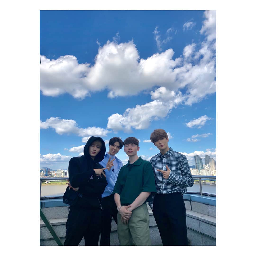 NCT 127さんのインスタグラム写真 - (NCT 127Instagram)「‪Had a great time showing Marteen around today! I hope you have a great time at your concert! See you again soon ✌️-Johnny ‬ ‪#NCT127 #NCT #marteen ‬」9月4日 23時01分 - nct127