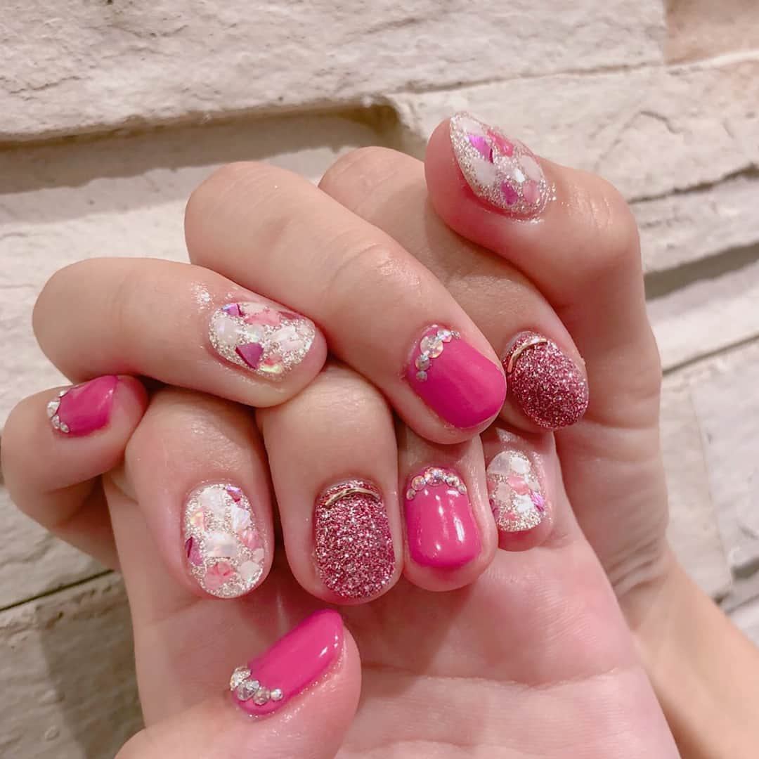 根岸愛のインスタグラム：「newネイル💅💕 誕生日イベに向けて 姫っぽくして見た🤣🏰💕 シェルとラメが可愛い😍 担当はmanamiさん♫ #lapisnail #lapis #nail #ネイル #ハンドネイル #フットネイル #キラキラネイル」