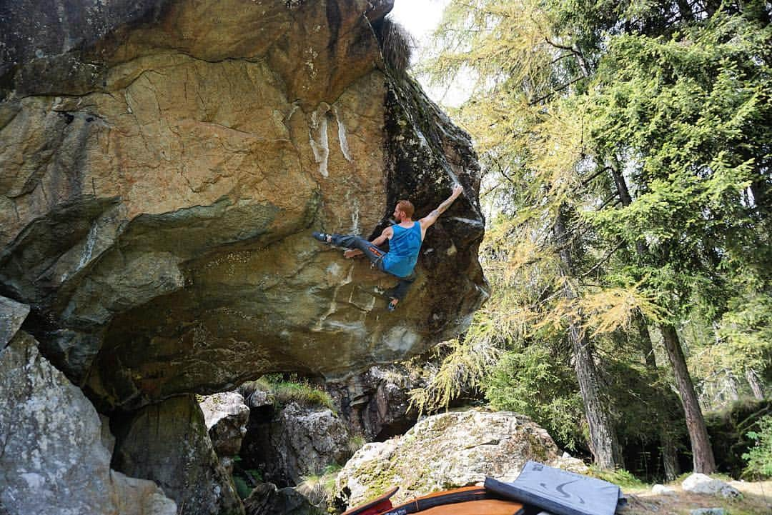 ガブリエル・モローニのインスタグラム：「THE GHOST SHIP 8B+(?)... I cannot even count how many times I’ve been standing under this intimidating freestanding boulder and staring at the line with disbelief... I remember I was utterly impressed when @niky_ceria claimed the first ascent in May of 2013. I saw him trying some days before he did it... the moves looked savage, bad hand holds, even worse feet, crazy tension and huge spans!  In the next years I briefly tried it a couple of times to see if I had a chance but I couldn’t actually do any of the hardest moves. I always put it aside calling it too hard and morpho. This season, after doing the first ascent of one of the last great projects of the area, Deuxième Jeunesse 8b, I decided to give myself another chance on The Ghost Ship... With the help of a rope and a ladder, I finally figured out a way to avoid the huge last span move using two very bad underclings and doing a shorter, but still at my reach limit, throw to the lip (in the 📸 from @valdo_chilese ). Last saturday, in between two rain showers, I fought my way to the top of this majestic problem, getting the 2nd ascent! For sure it wouldn’t be possible without the massive support I got from @emanuelegex @lorepuri @valdo_chilese and @rikitotomonetta ! Thanks guys! Now, I am finishing the preparation for the upcoming World Championships @innsbruck2018 , feelings are good and I can’t wait to compete again!... #e9team #petzlteam #scarpaspa #frictionlabs @e9clothing_official @petzl_official @scarpaspa @frictionlabs」