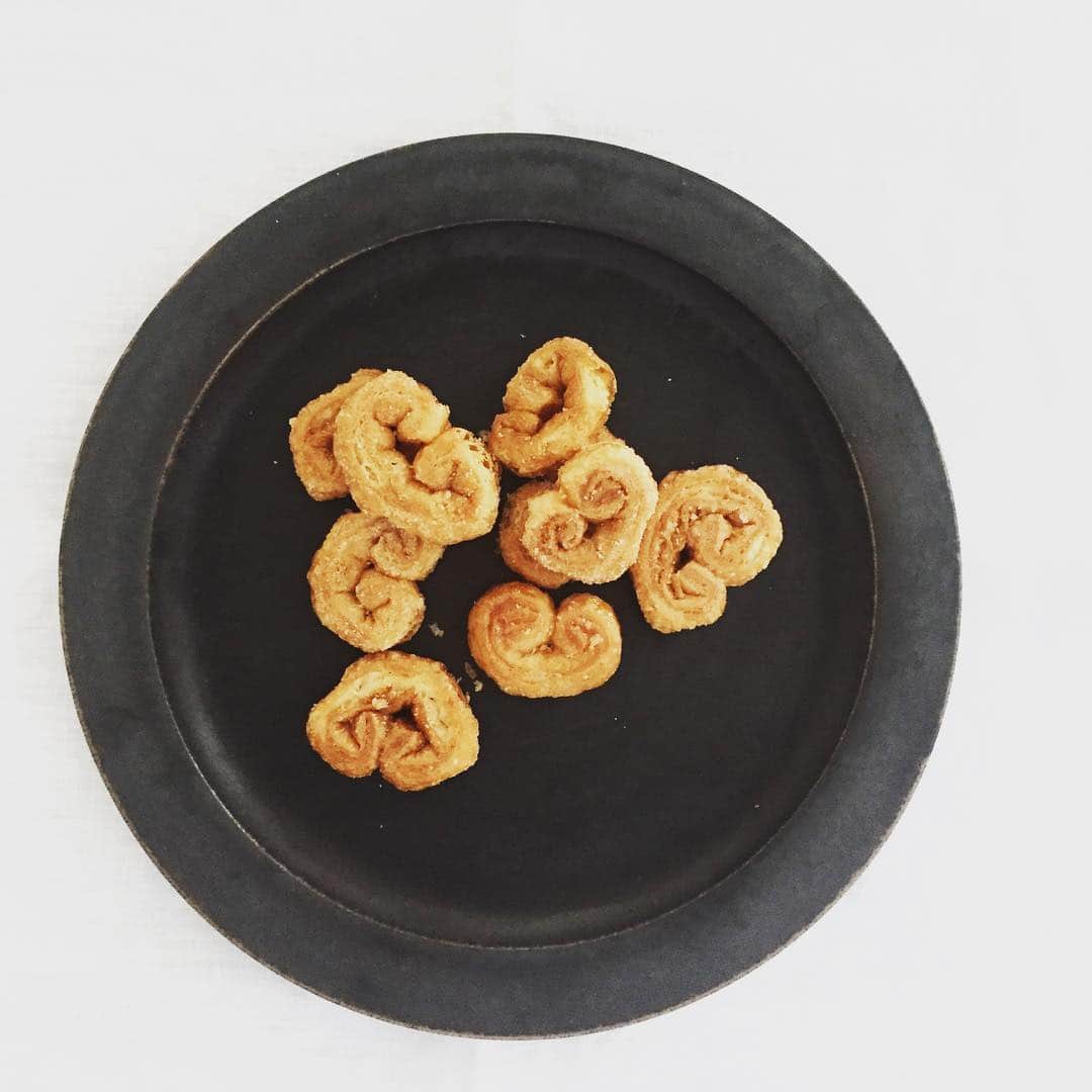 松浦弥太郎さんのインスタグラム写真 - (松浦弥太郎Instagram)「好きなクッキーを挙げるとしたら、東京フロインドリーブのミックスクッキーだけど、小耳パイも外せない。食べ過ぎに注意。#東京フロインドリーブ  #松浦弥太郎 #くらしのきほん」9月5日 11時22分 - yatarom