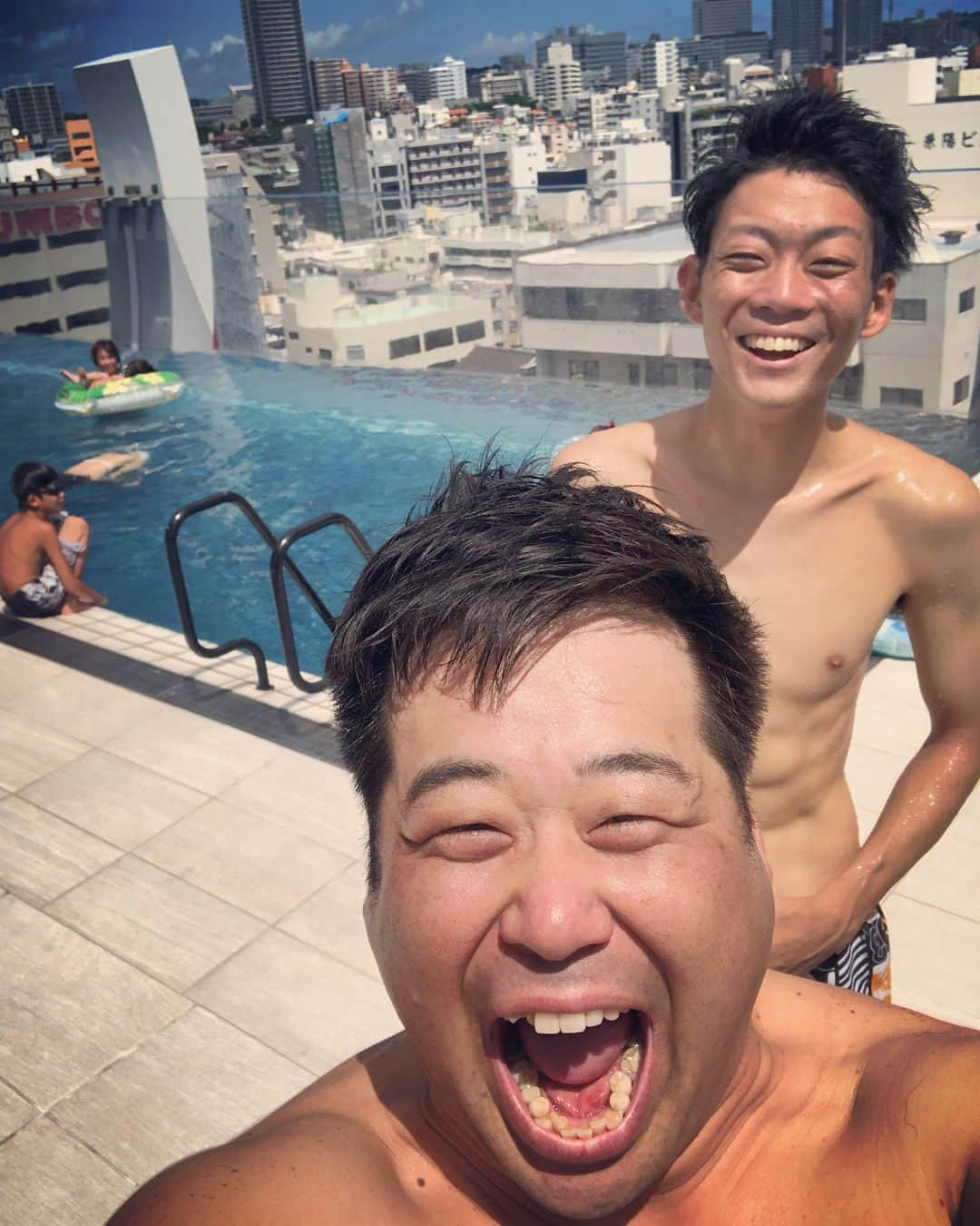 岩橋良昌さんのインスタグラム写真 - (岩橋良昌Instagram)「1枚目 さぁプールや 2枚目 雨降るんかい #ネイビーズアフロ皆川#ネイビーズアフロ#沖縄#沖縄花月#夏の沖縄#夏#夏の終わり#夏休み#平成最後の夏#夏の思い出#あっという間に#終わる夏#ちょっとでも#夏らしい事#細#太#若い#おっさん#プール#アクアチッタ#合間#出番#わずかな時間#利用#漫才師#わてら陽気な漫才師#プラスマイナス岩橋#フォーリンカントリーピーポー」9月5日 5時15分 - maeeeeen1084