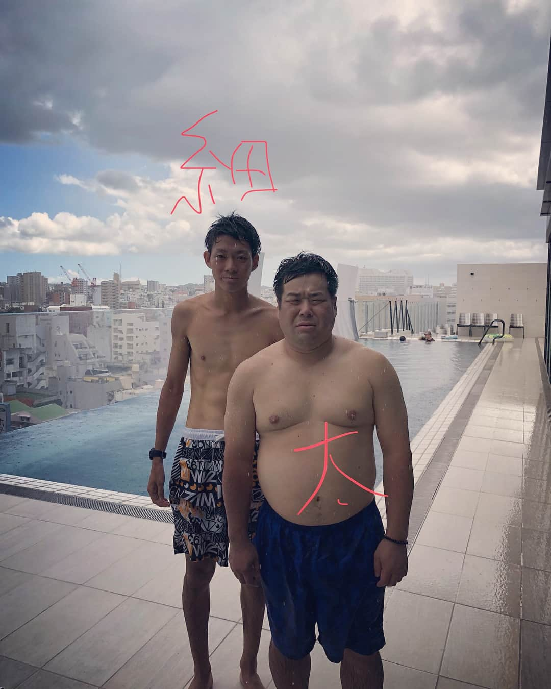 岩橋良昌さんのインスタグラム写真 - (岩橋良昌Instagram)「1枚目 さぁプールや 2枚目 雨降るんかい #ネイビーズアフロ皆川#ネイビーズアフロ#沖縄#沖縄花月#夏の沖縄#夏#夏の終わり#夏休み#平成最後の夏#夏の思い出#あっという間に#終わる夏#ちょっとでも#夏らしい事#細#太#若い#おっさん#プール#アクアチッタ#合間#出番#わずかな時間#利用#漫才師#わてら陽気な漫才師#プラスマイナス岩橋#フォーリンカントリーピーポー」9月5日 5時15分 - maeeeeen1084