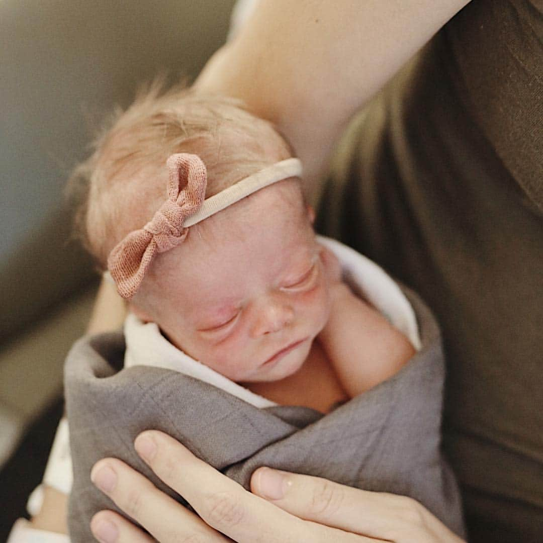 Acacia Brinleyさんのインスタグラム写真 - (Acacia BrinleyInstagram)「Rosemary Keegan Kersey 🌿 Born at 7:30 pm - 3 lbs 12 ounces - measuring 15 3/4 inches 💛 She’s in the NICU doing absolutely amazing. We are filled with so much love and immense gratitude. My body couldn’t be a home for her anymore but my heart always will be.」9月5日 7時42分 - acaciakersey