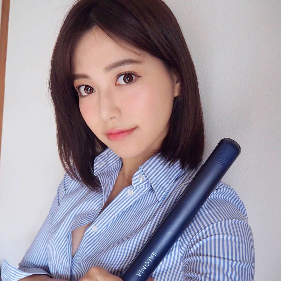 のインスタグラム：「おはよん💕✨ . . 今日の通勤ヘア👍❤️ ストレートヘアでハンサムビューティースタイルに変身🤔🤔✨✨ . . 使ったのは愛用歴5年のサロニアヘアアイロン @salonia_official 🙆‍♀️💕 . . すぐ温まって髪に当てるとすぐに髪の毛を綺麗なツヤ髪にしてくれるの👍👍 . . 今回EC限定でネイビーが新発売😍 スタイリッシュな大人カラーでおしゃれで可愛い❤️ . . サロニアのヘアアイロンはアイロン専用のポーチも付いてるから、旅行の時も持ち運び便利なんだよね😍👍💕 . . 今週末から海外なのでその時も絶対持って行こう😳💕 . 今日も1日頑張ろうねっ😍💕 . . #SALONIA #サロニア #ヘアアイロン #ネイビー #新色 #オンライン限定 #PR #hair #hairstyle #ヘアスタイル #ストレートヘア #ストレート #艶髪 #美髪 #ヘアアレンジ #ヘア #beauty #黒髪 #straight #straighthairstyles #mediumhairstyles #ミディアム #ol #beauty #instabeauty #beautiful #美容 #ハンサムビューティ」