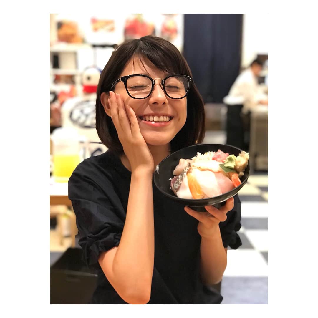 上村彩子さんのインスタグラム写真 - (上村彩子Instagram)「. 念願の、、、 . . 海鮮どーーーんっ！😭😭✨✨ . 日本食はジャカルタでも食べられましたが、生ものNGだったので。 今日からの仕事がんばれます！😌 . #築地#海鮮丼#tsukiji」9月5日 9時43分 - saekokamimura