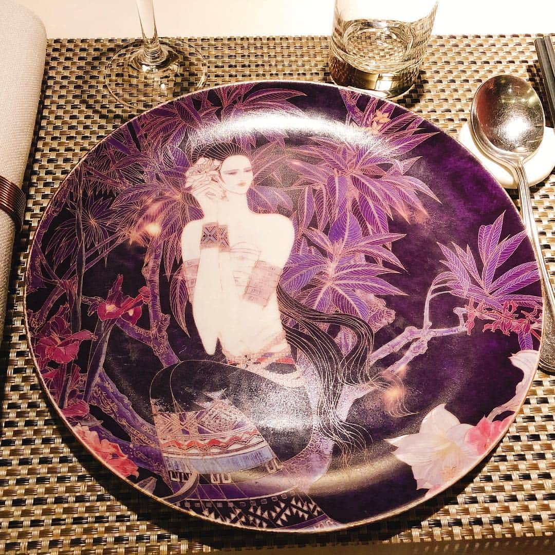 黒沢咲のインスタグラム：「なんて素敵なテーブルセット(≧∀≦) 食べる前に下げられたから、飾りってことなんですね。  #麻雀 #mahjong #美味しいもの大好き #美しい器 #中華料理 #腹ペコで倒れそう #早くご飯出てこい #黒沢咲」