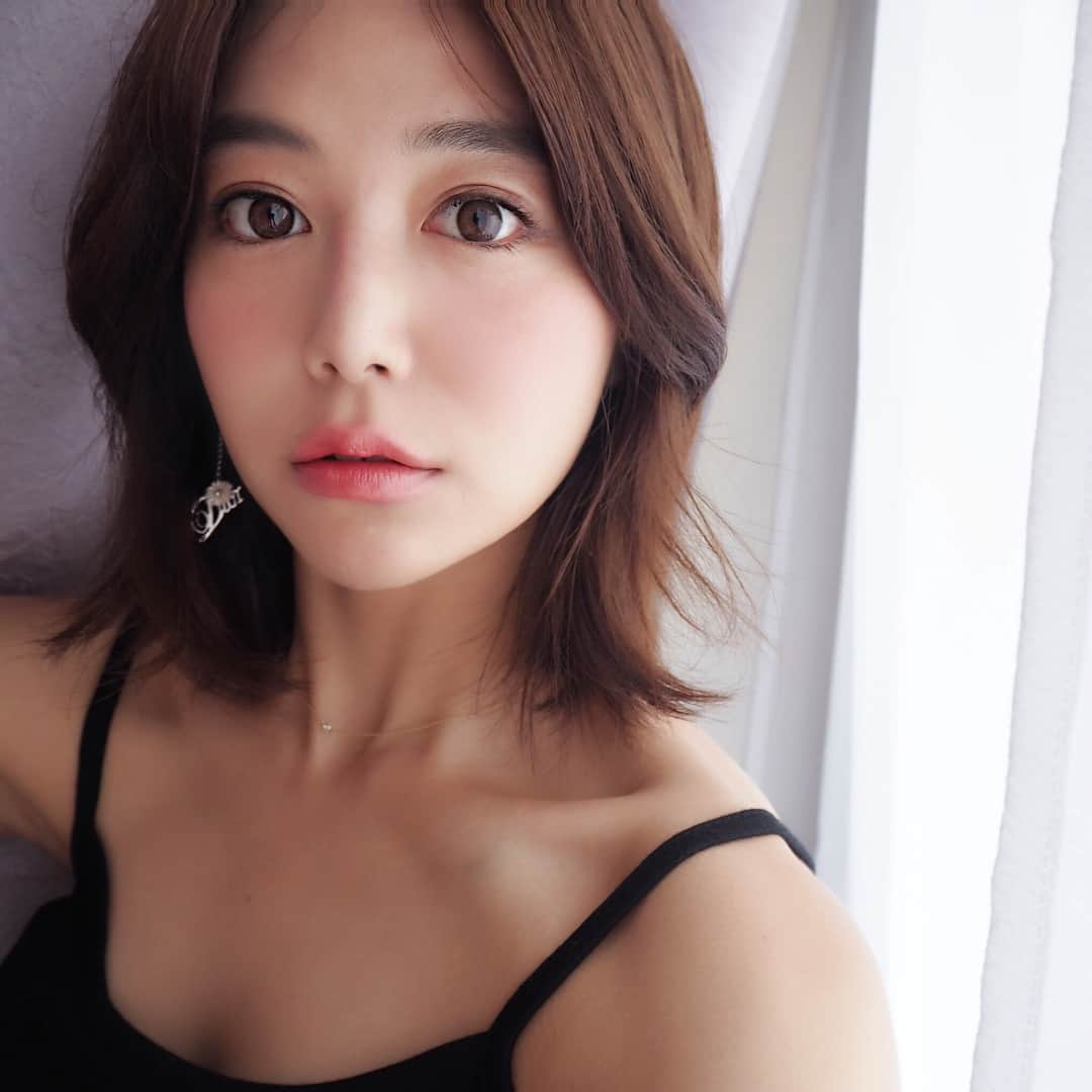 のインスタグラム：「こんばんは😆💕 . 今夜はメイクの投稿💄✨ . 石原さとみちゃんのＣＭでも話題のプリマヴィスタの パウダーファンデ―ションをつかってみたよ😌☺️💕 . なんと10周年ということで限定デザイン😍（大好きな限定商品） . 前の投稿でもすっごくいい！ということで紹介したプリマヴィスタの化粧下地も 同じく限定デザインになんだけど、すっごく人気で3件薬局回ってようやくゲットしました😂😭💕💕 . . 大人で上品なデザインと淡いくすみピンクの感じがめちゃかわいい❤️✨ . . プリマヴィスタの下地は本当に汗と皮脂に強いから、朝ヨガして出勤して夜飲み会にいっても、化粧直し入らずで本当に楽ちんなの😍👍✨ .  で今回このパウダーファンデを重ねることで明るく滑らかな肌に✨✨すっごく素肌に近いかんじに仕上げてくれて、近距離でもこわくない😍✨ . . リアル映えって意味が分かる気がする😳笑 . アイメイクやリップも大事だけど顔のほとんどは肌だから、やっぱり肌の透明感をキープして 好感度高い女子めざしたいよね👌💕 . . 明日も素敵肌で仕事がんばるぞ〜❤️ . #10th_primavista #Primavista #リアル映えファンデ #ファンデーション #pr #beauty #beautiful #石原さとみ #プリマヴィスタ #メイク #makeup #艶肌 #skincare #basemakeup #ベースメイク #透明肌 #美肌 #美容 #限定コスメ #コスメ #cosmetics #girl #happy #smile #可愛い #cute #pink #love #instabeauty」