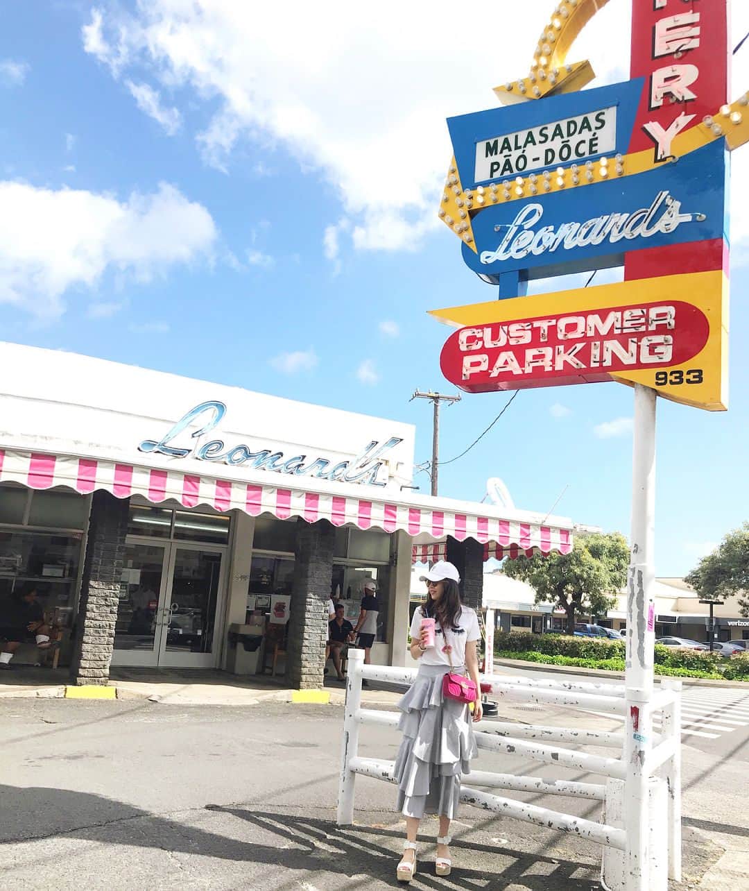 辻莉紗子のインスタグラム：「毎度恒例の @leonardsbakeryhawaii へ💗😋💗 コーディネートのタグ付けは2枚目の写真に..👗#outfit #fashion #instalook #lookbook #hawaii」