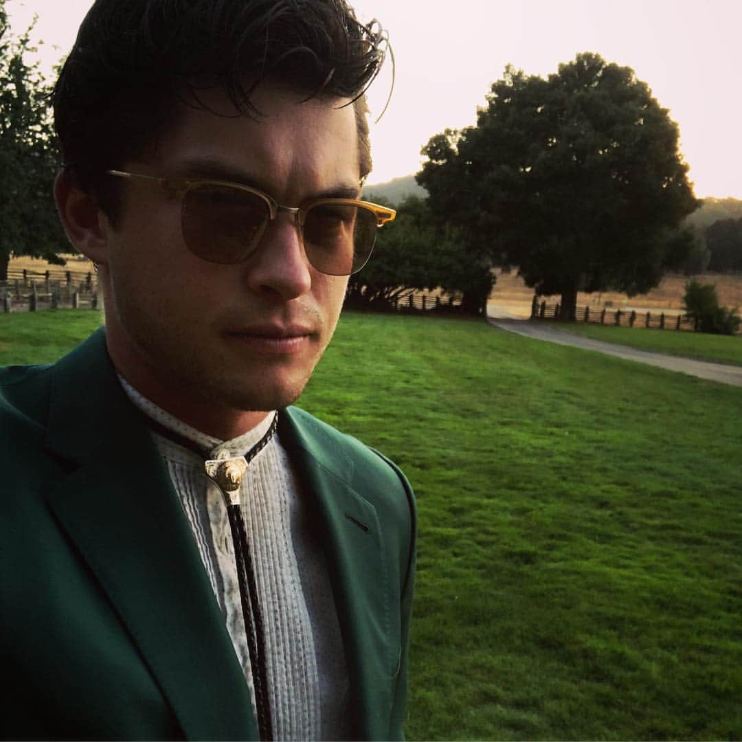 グラハム・フィリップスのインスタグラム：「you can’t wear a bolo with a mandarin collar, they said」