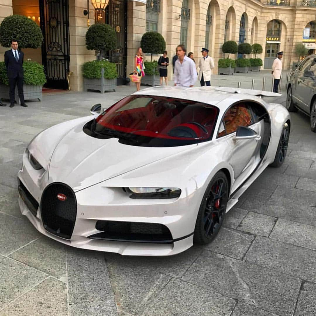 Lamborghiniのインスタグラム：「Chiron in Paris #Bugatti」