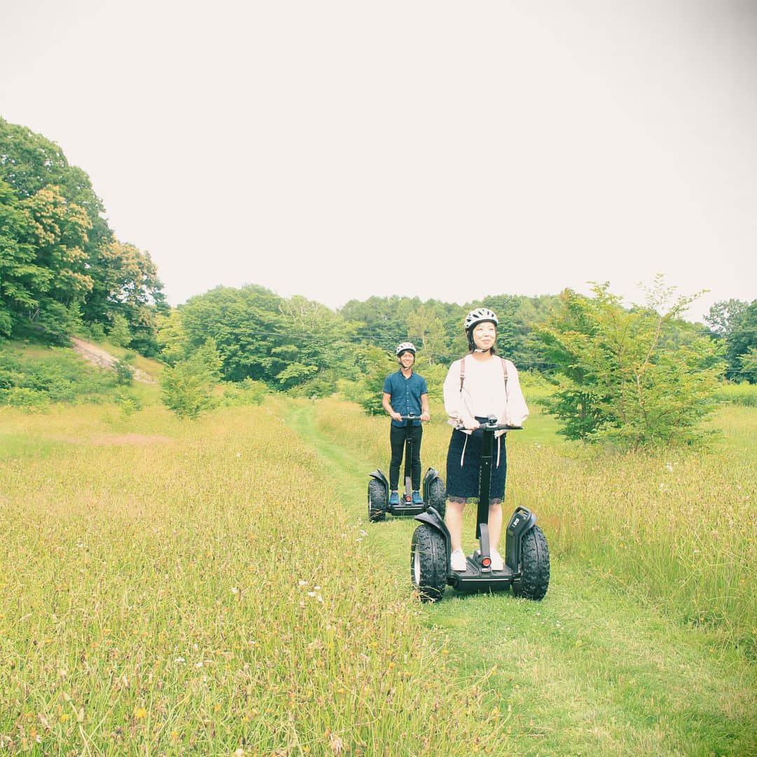 バニラエア Vanilla Airのインスタグラム：「#セグウェイ 乗ったことありますか❓見た目以上に乗ると楽しいんですヨ〜👍大沼では自然の中をお散歩気分で走行可能✨途中のおやつタイムも最高です😙 ※なぜか緊張感あふれるバニラエアスタッフ。 ☕️🍪☕️🍪 バニラエアwebサイトで 函館・大沼の旅特集をcheck💫 https://www.vanilla-air.com/jp/campaign/onuma/ ☕️🍪☕️🍪 #バニラエア#vanillaair #北海道#hokkaidotrip #hakodate#onuma #花畑#草原 #気持ちいい#楽しい#アクティビティ#爽快 #大沼#函館#segway 🌳バニラエア函館week🌳」