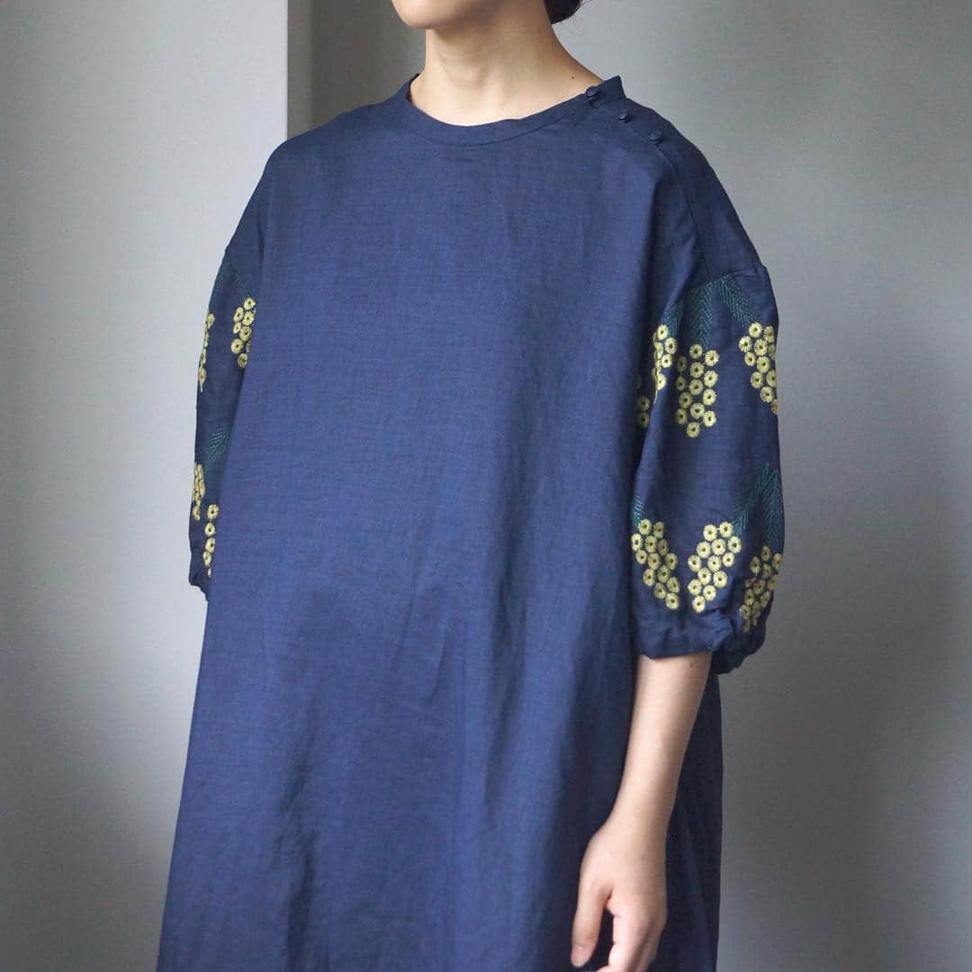 marbleSUD(マーブルシュッド) のインスタグラム：「ミモザの黄色い花が袖を飾る、ワンピースができました。上品な雰囲気が大人の女性にぴったりな一枚です。ネイビーとブラックの2色をご用意しました。 #marblesud #マーブルシュッド #ミモザ #ワンピース #ナチュラル #ナチュラルコーデ #リネン #新作 #大人のおしゃれ #大人コーデ」