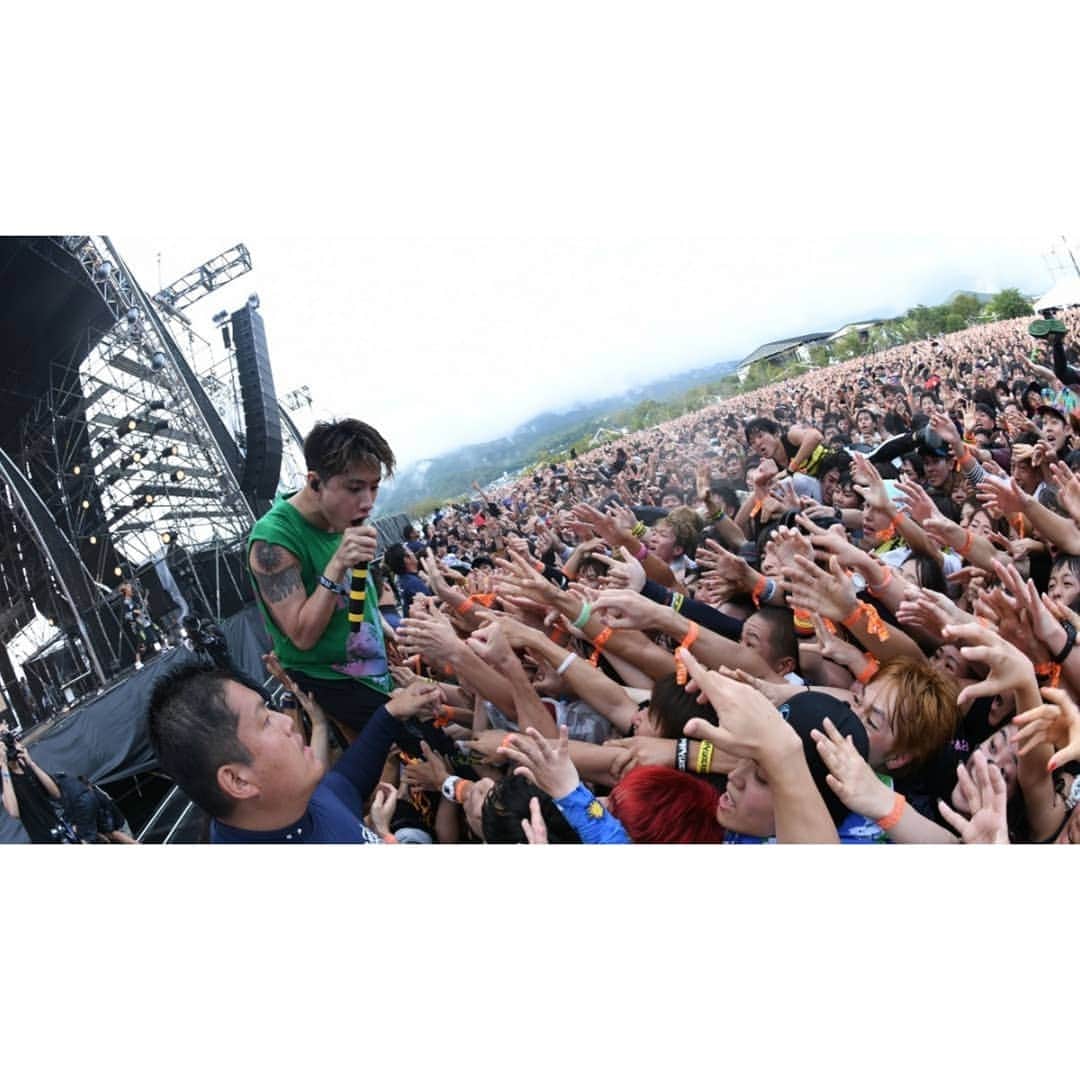 ONE OK ROCK WORLDさんのインスタグラム写真 - (ONE OK ROCK WORLDInstagram)「- SWEET LOVE SHOWER 2018でのライブレポがスパイスに記載されている。 Review by 蜂須賀ちなみ for @spice_mu 😃👏 →https://t.co/L6uQt8Ih8U 📷cazrowAoki,Teppei Kishida - Original japanese review  5年ぶりの出演だったONE OK ROCKのことを、きっとみんな待ち望んでいたことだろう。1曲目「Taking Off」から早速、フィールド一面が手のひらの海に。地を揺さぶるが如く重心の低いキメが放たれる度、オーディエンスは熱狂していった。最新曲「Change」は紛れもなく、「4人編成のロックバンド」という型に囚われていない彼らだからこそ生み出せた曲。ボーカルを際立たせるアレンジが施されている「Take what you want」ではシンガロングを巻き起こしたり、Taka（Vo）のロングトーンシャウトに会場が沸くシーンがあったりと、「声」が醸す厳かさで以ってその空気を引き締めていた。  改めてこのバンドの曲を聴くと、彼らは一切、シーンの風向に寄せに行くようなやり方をしていないんだなということがよく分かる。そこでTakaは言うのだ。「この素晴らしい大地に降り注ぐ音楽、今日はみなさん、しっかりと心を解放して音楽聴けてますか？」と。その上で「これは毎回言ってることですけど、フェス初めての人、自分の好きなバンドだけじゃなくて初めてのバンドも見てみてください。それが醍醐味です」と。ライブが終わる頃には、上空の雲は流れ、日の光が差し込んできていた。そんな自然現象さえ彼らのための演出に思えてしまうほど、凄まじいライブだった。 - #oneokrockofficial #10969taka #toru_10969 #tomo_10969 #ryota_0809 #fueledbyramen#sweetloveshower2018#ラブシャ」9月5日 14時22分 - oneokrockworld